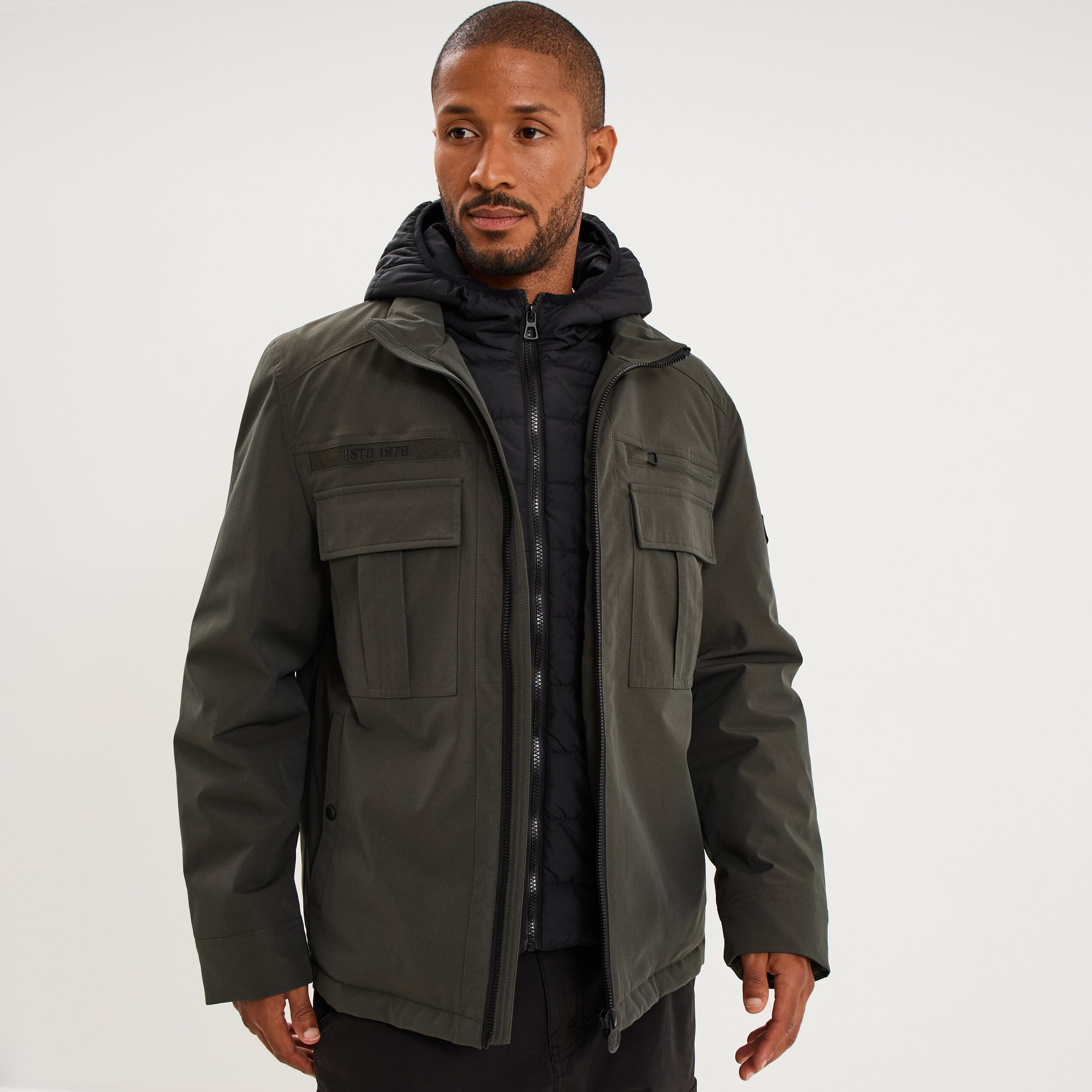 Parka courte d&eacute;perlante &agrave; capuche vert kaki homme