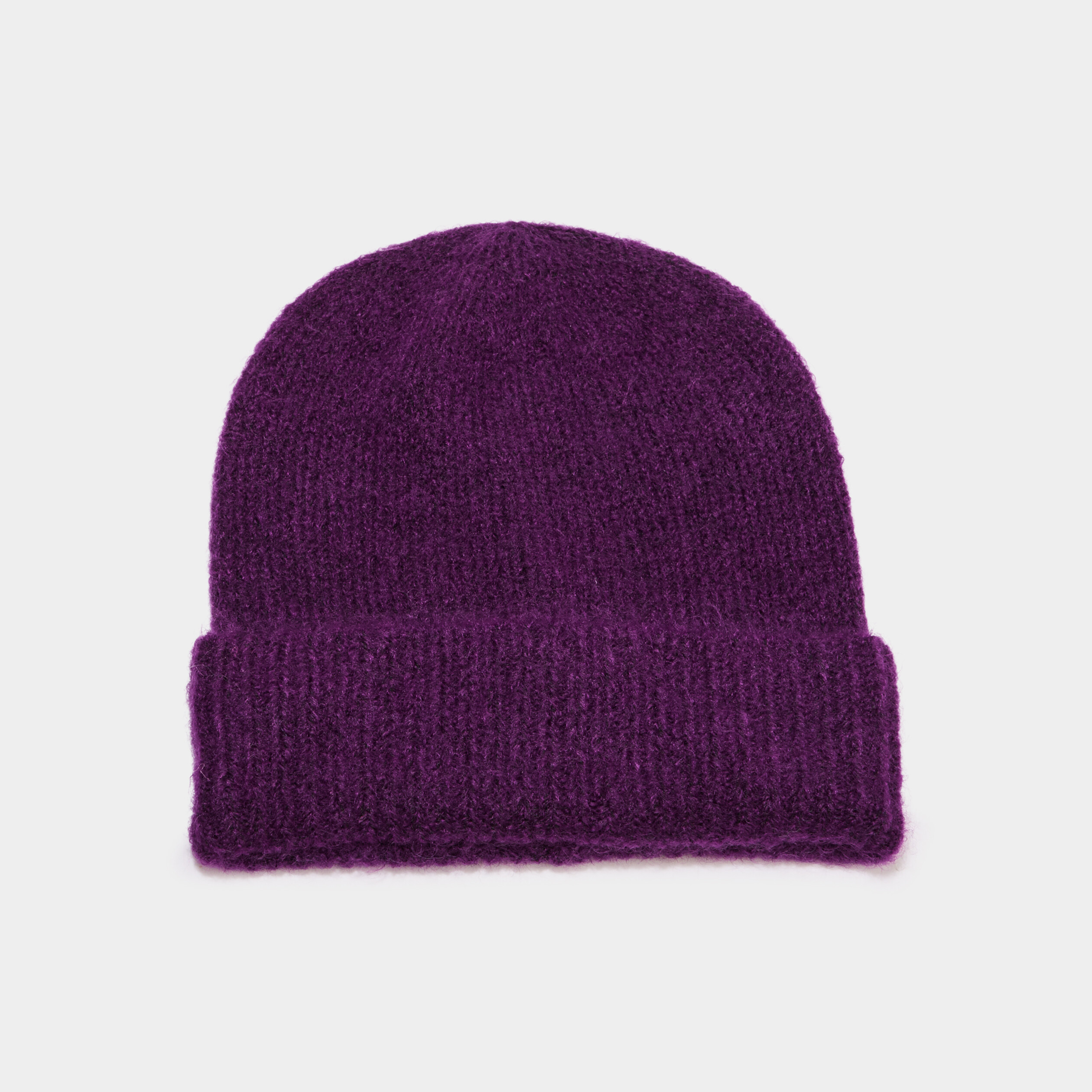 Bonnet maille c&ocirc;tel&eacute;e violet fonc&eacute; femme