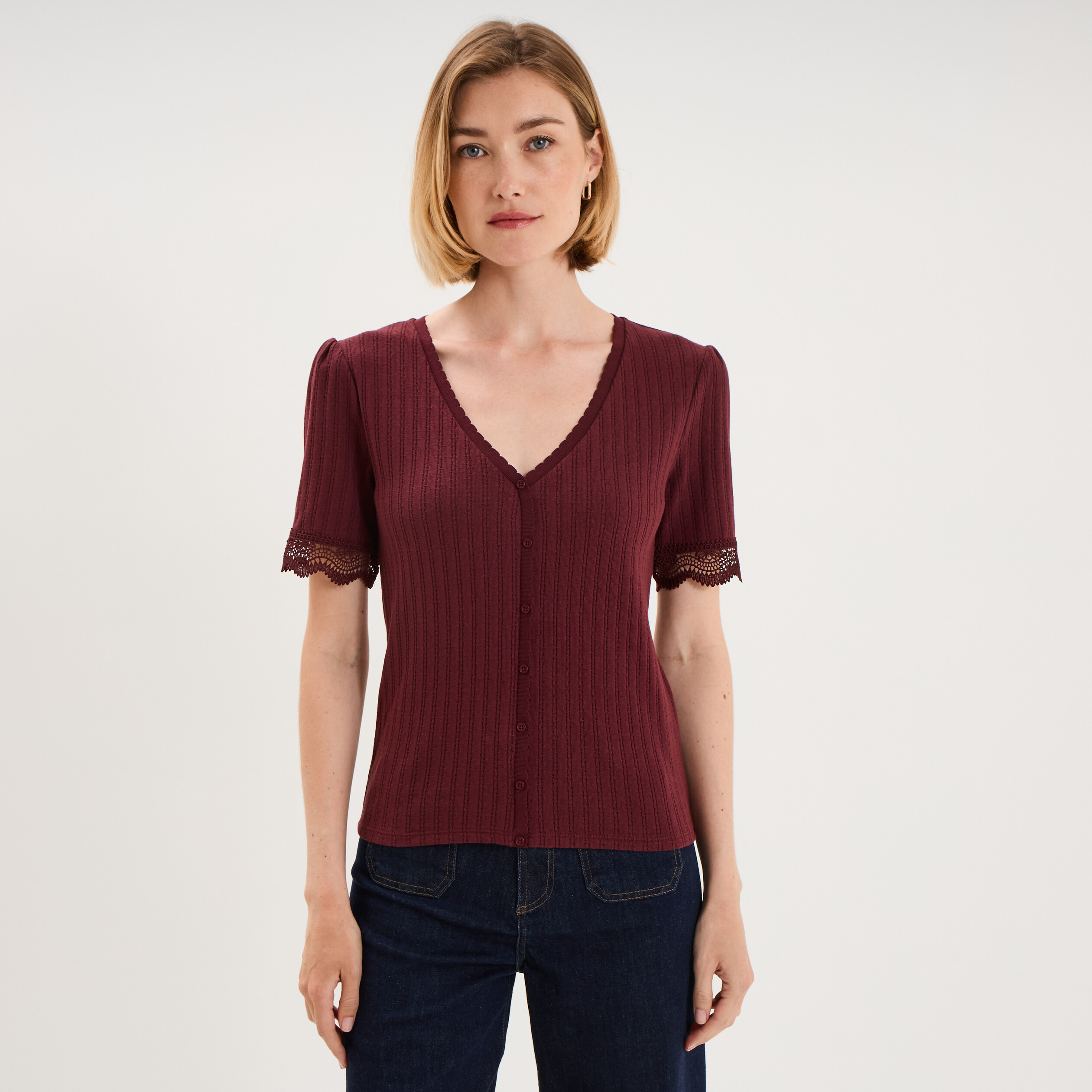 Blouse manches courtes col V dentelle violet fonc&eacute; femme
