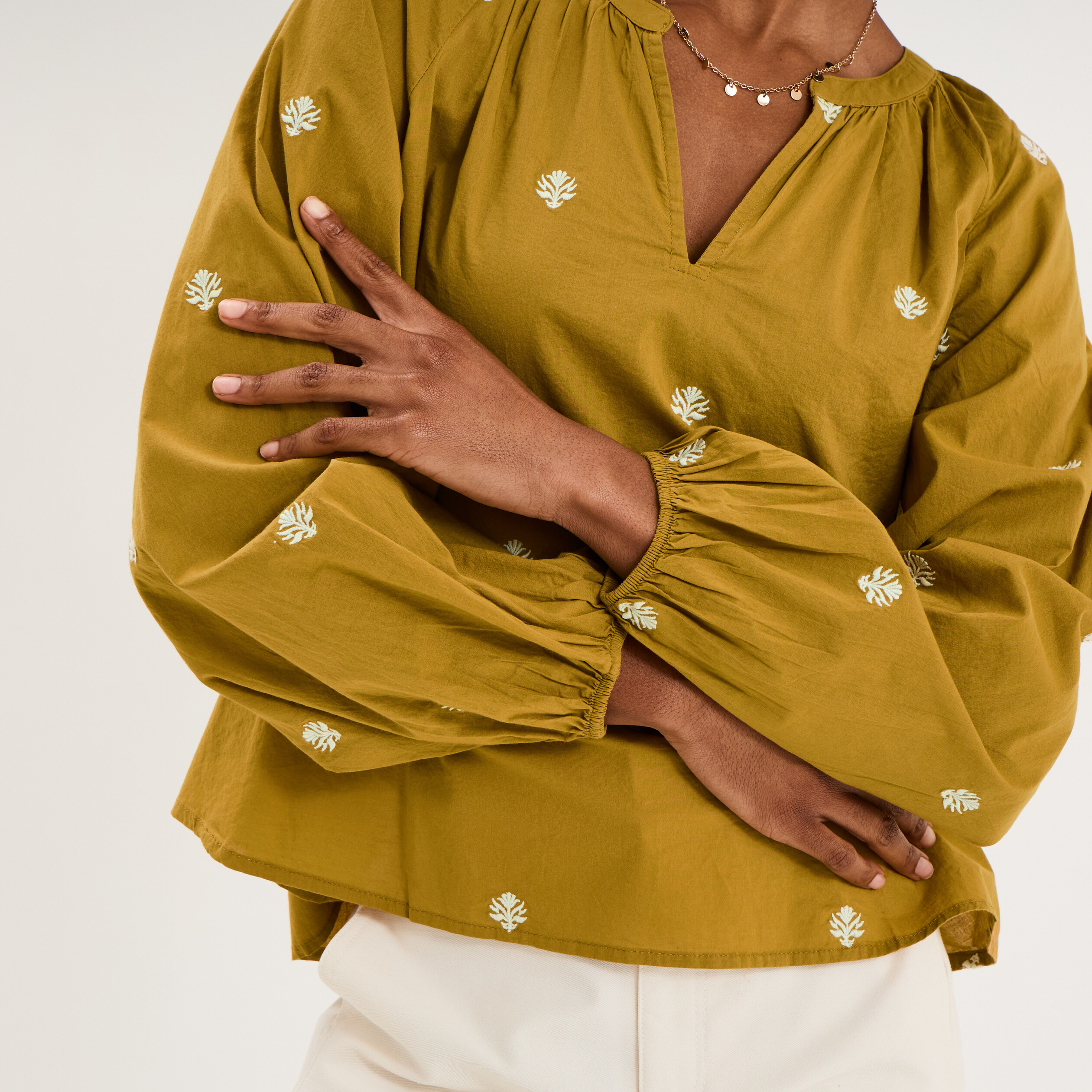 Blouse brod&eacute;e col tunisien coton vert olive femme