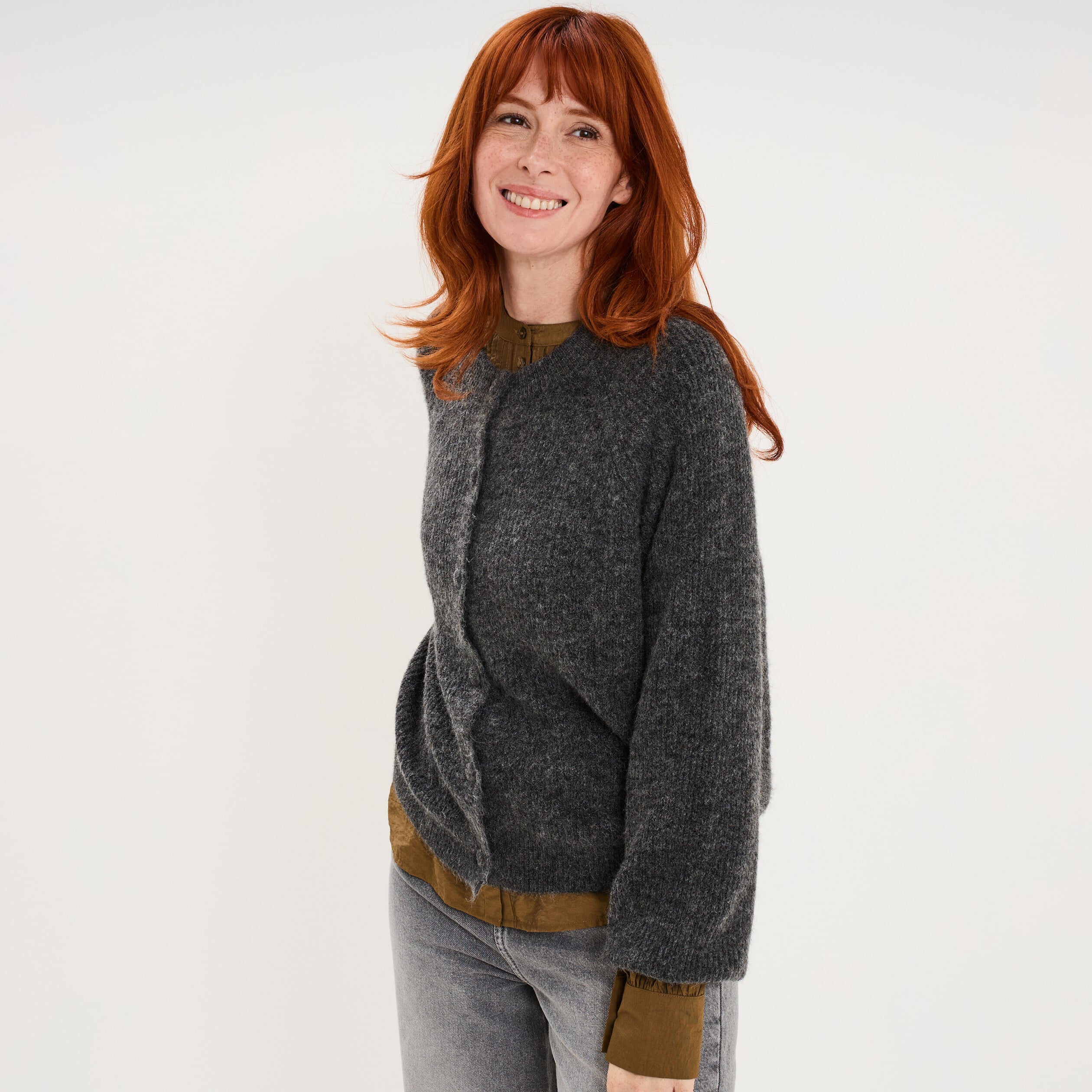 Gilet cardigan col rond boutonn&eacute; gris fonc&eacute; femme