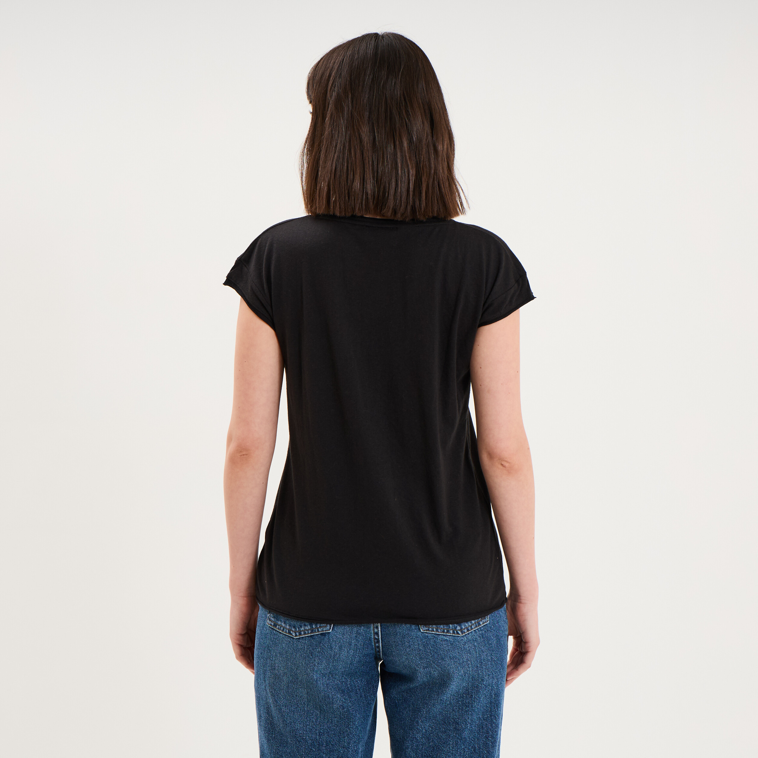 T-shirt col v poche poitrine noir femme