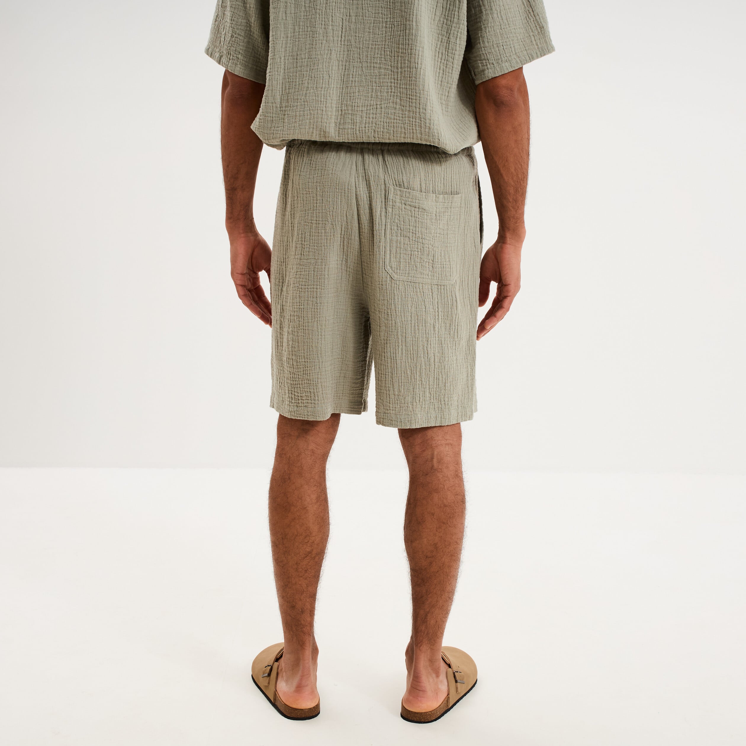 Short chino droit gaze de coton vert clair homme