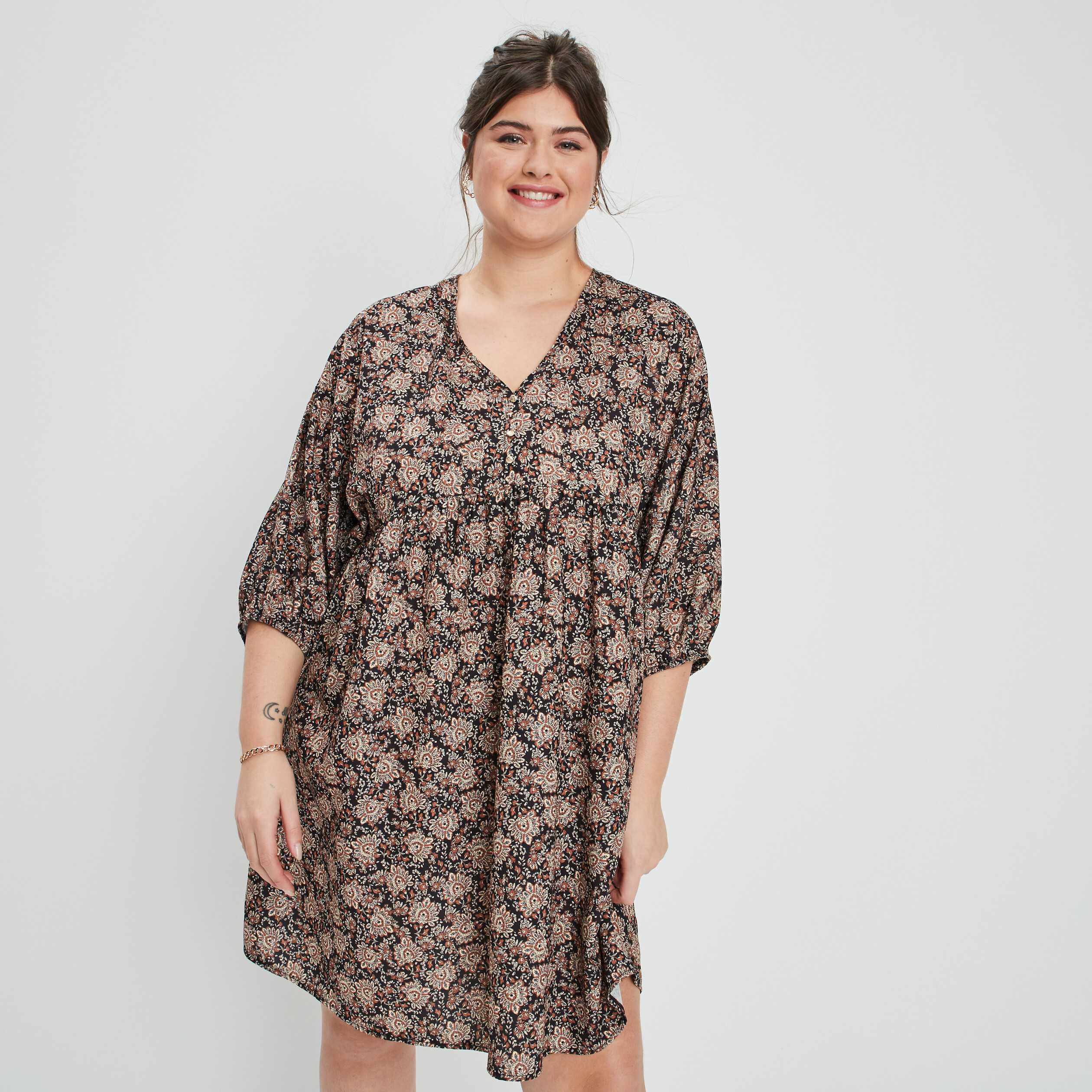 robe fluide manches 34 avec col en v noir femmegt Robe fluide manches 3/4 avec col en V noir femme grande taille