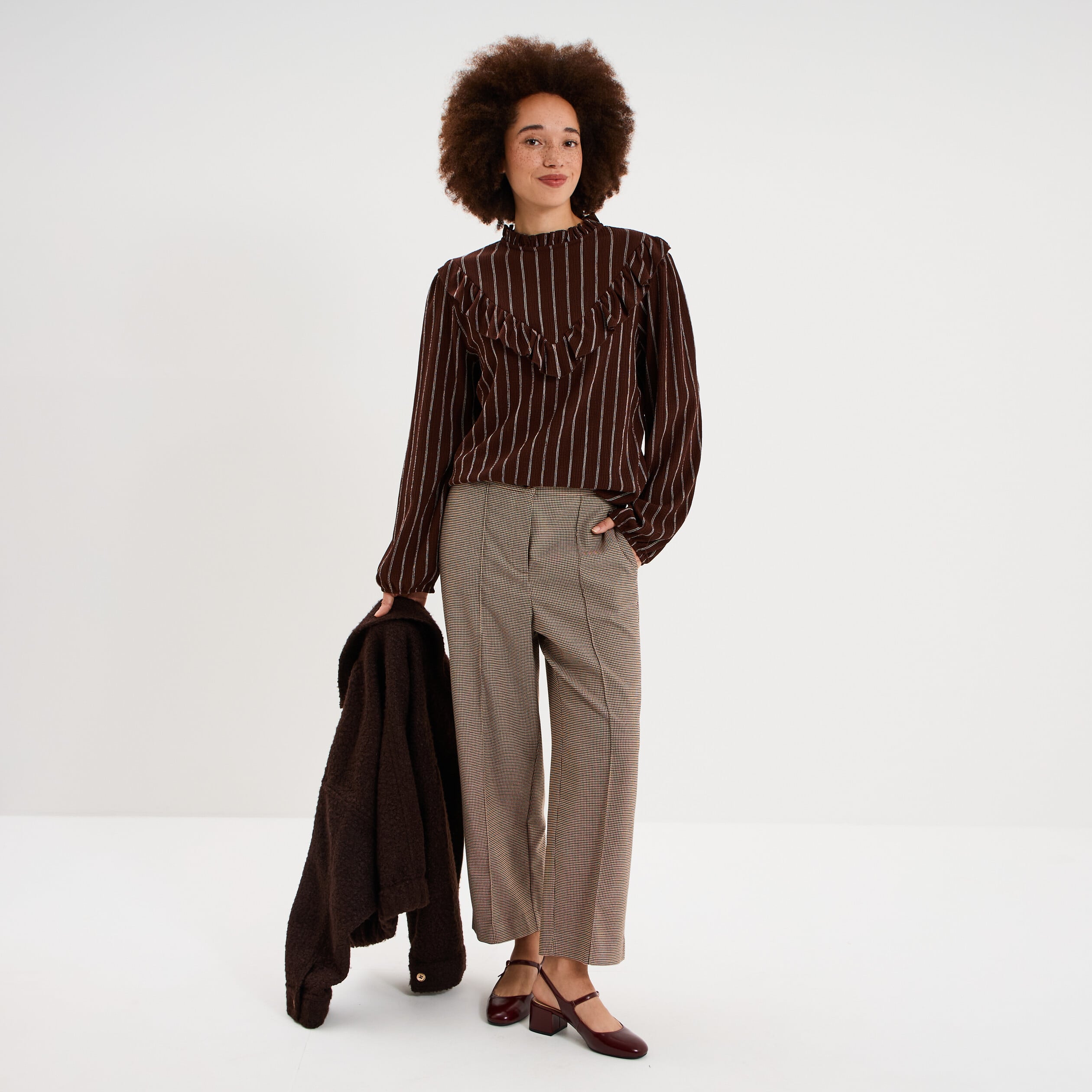 Blouse col montant &agrave; volants marron fonc&eacute; femme