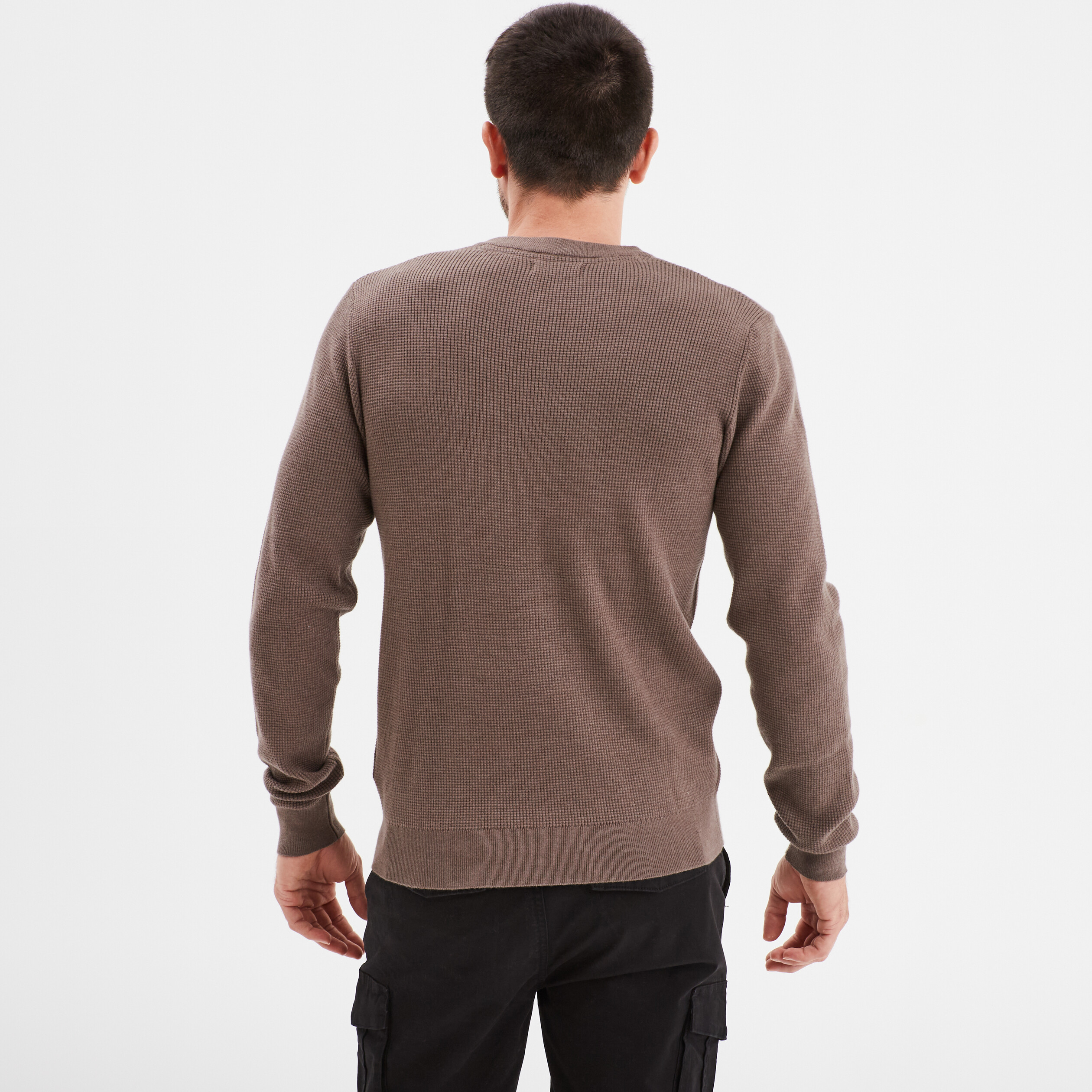 Pull en maille textur&eacute;e col rond taupe homme