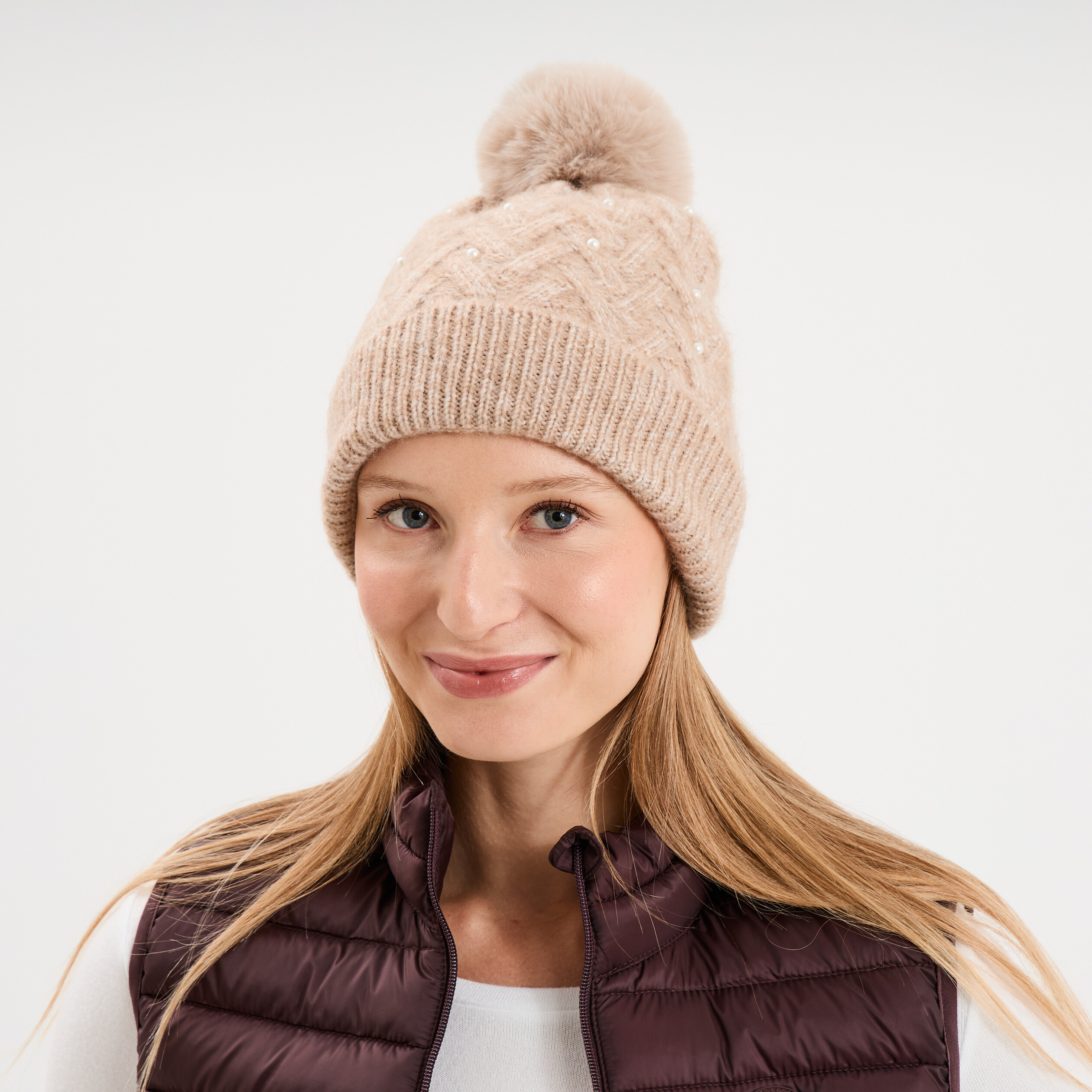 Bonnet tricot &agrave; pompon et perles beige femme