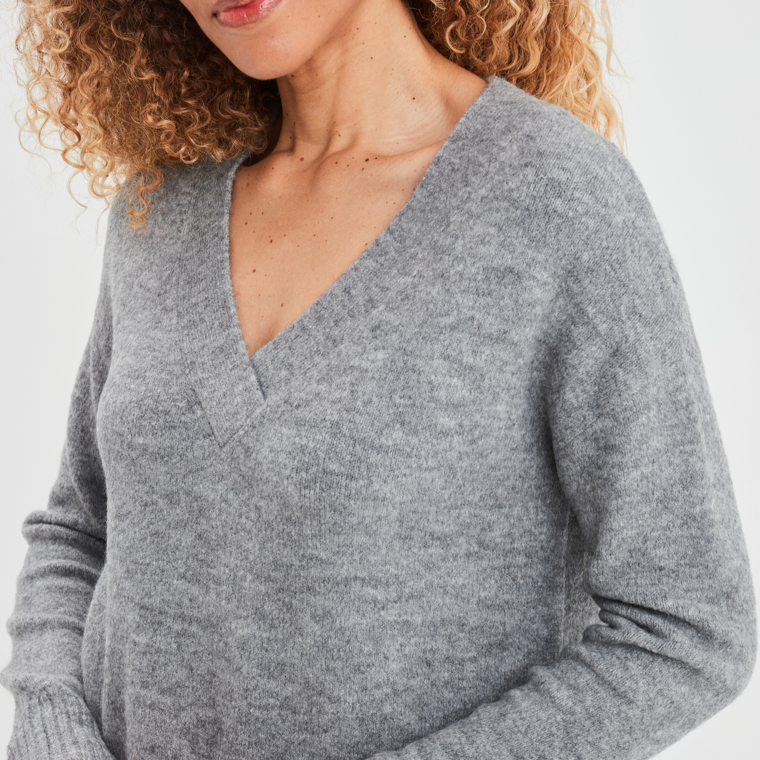 Pull col en V fentes aux côtés gris clair femme