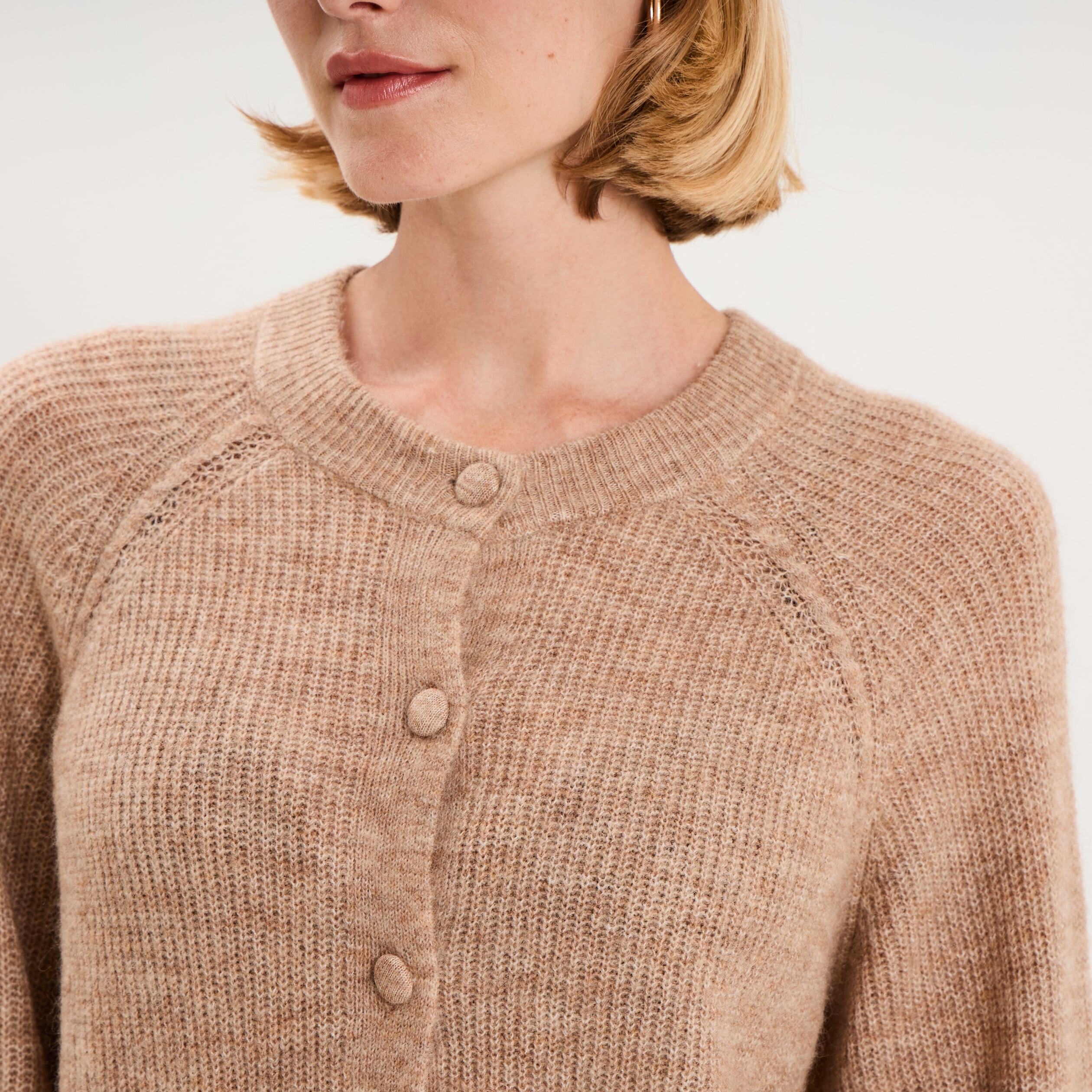 Gilet cardigan col rond boutonn&eacute; beige femme