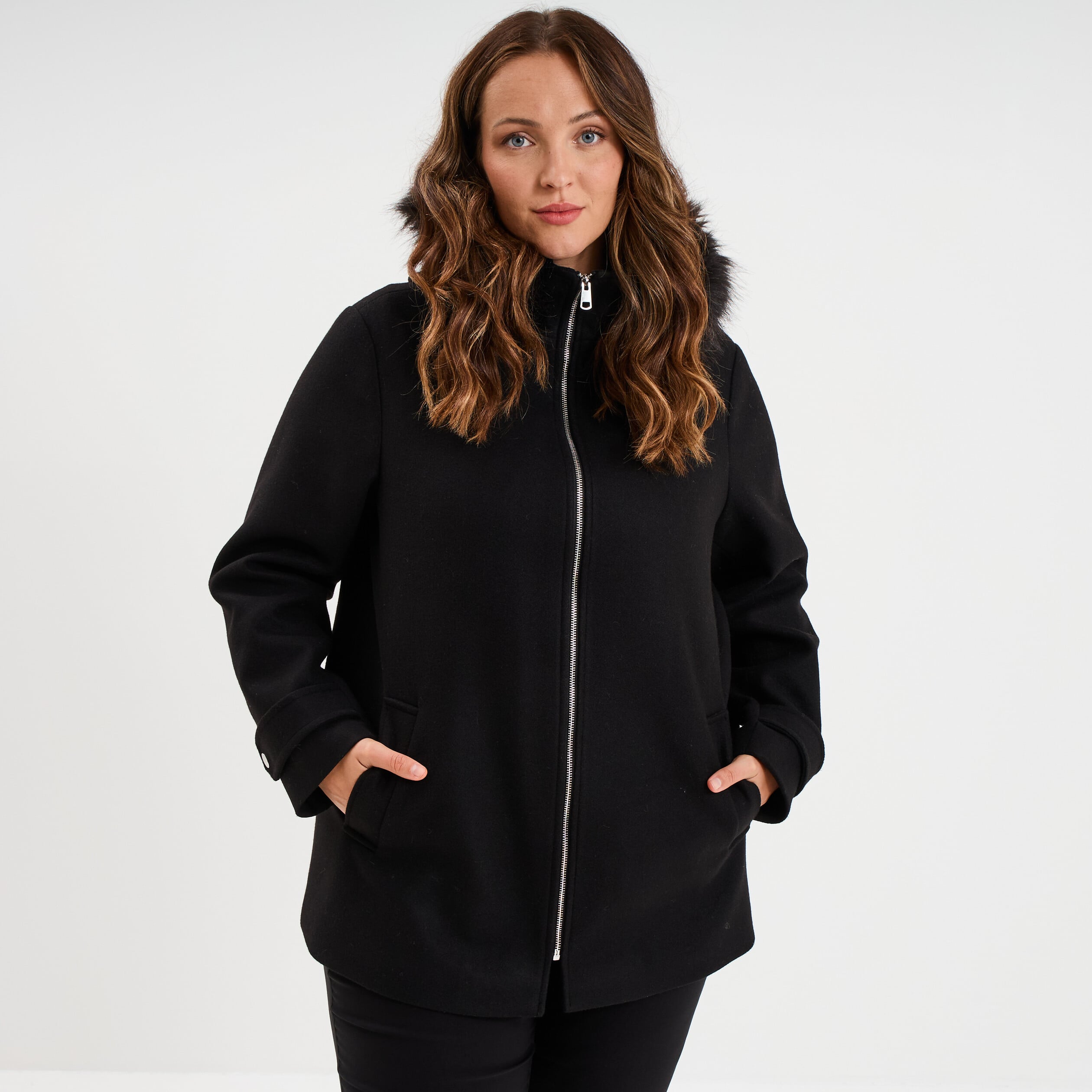 Manteau zipp&eacute; &agrave; capuche fausse fourrure noir femme grande taille