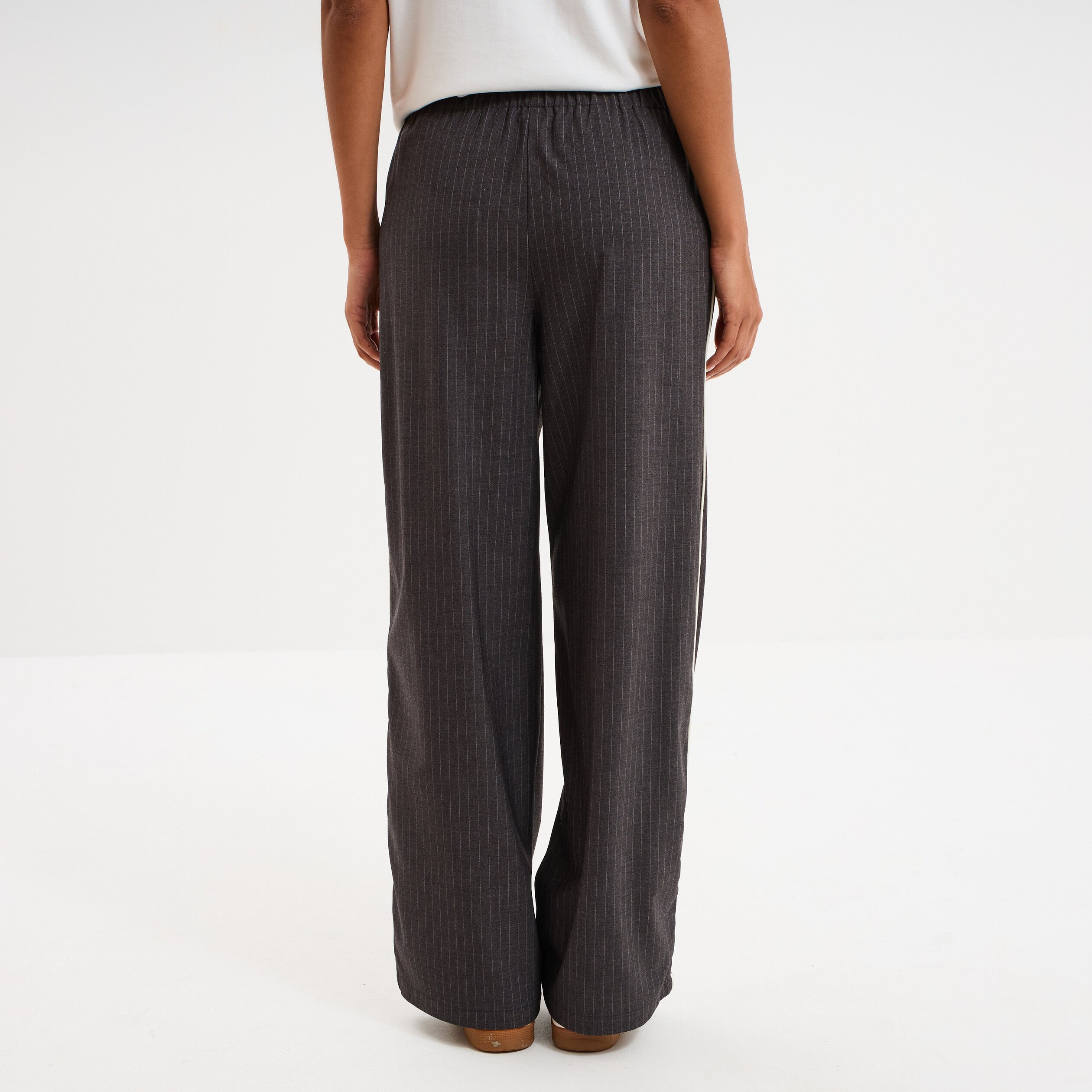 pantalon fluide elastique bandes cotes gris fonce femme Pantalon fluide élastiqué bandes côtés gris foncé femme