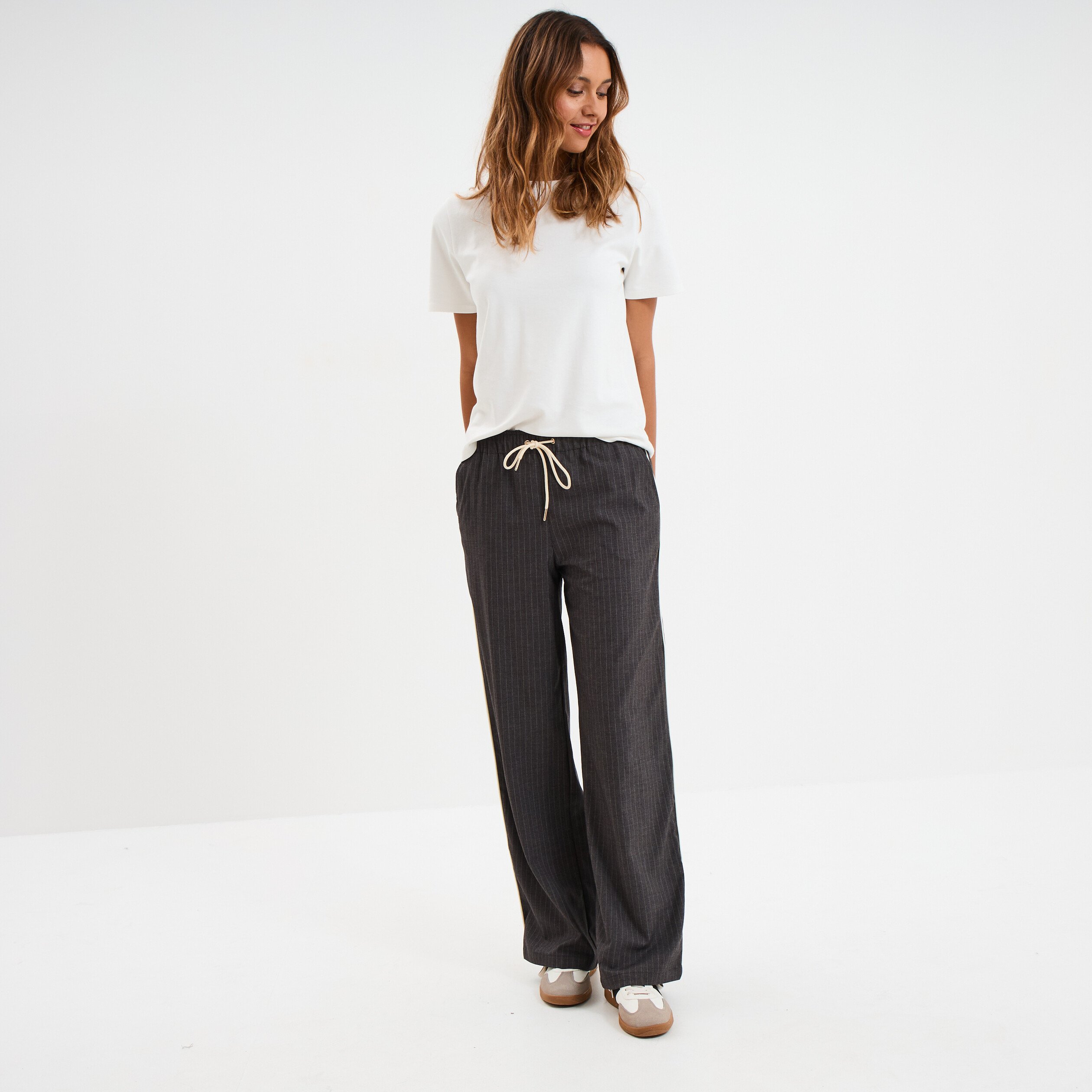pantalon fluide elastique bandes cotes gris fonce femme Pantalon fluide élastiqué bandes côtés gris foncé femme
