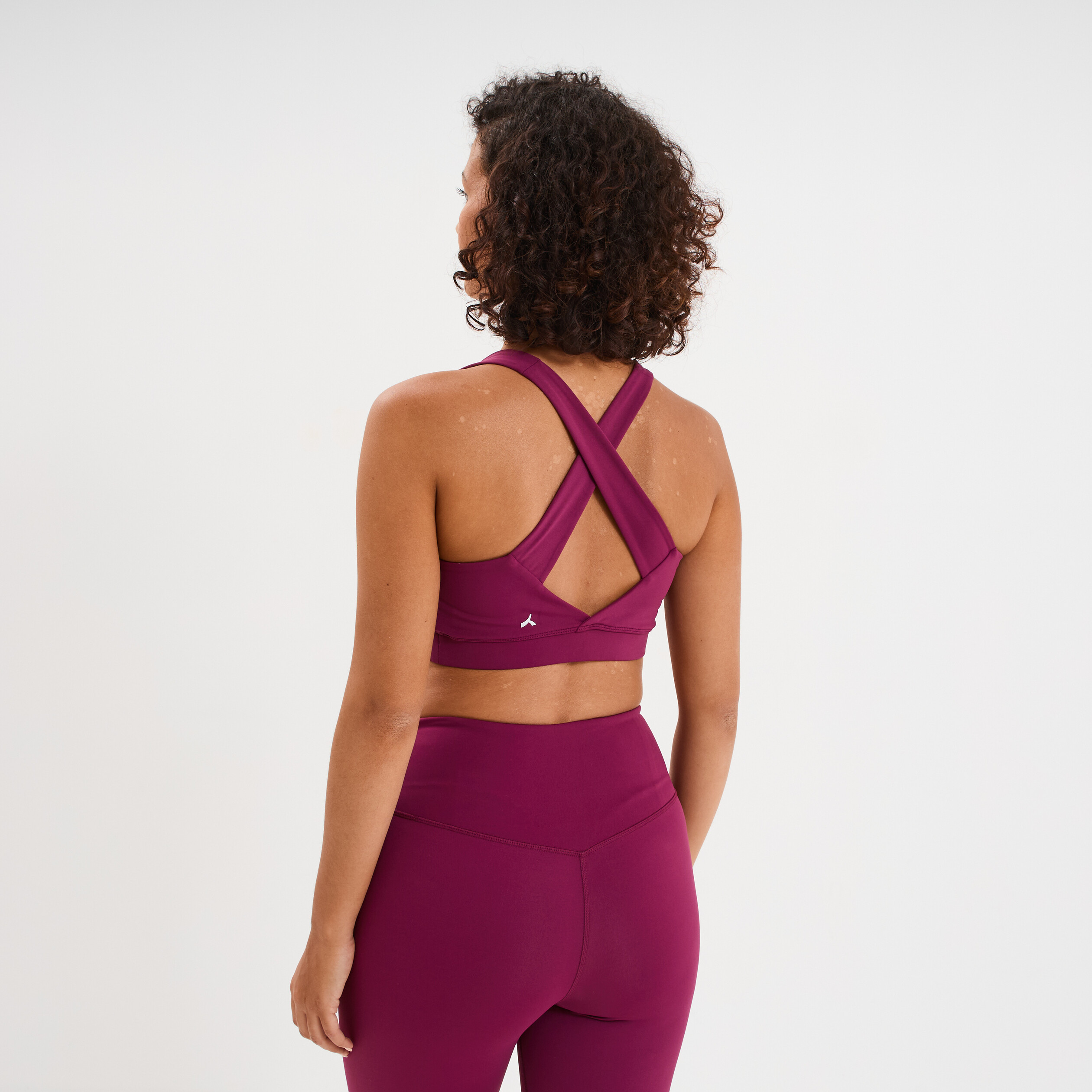 Brassi&egrave;re de sport ajust&eacute;e dos nageur violet fonc&eacute; femme