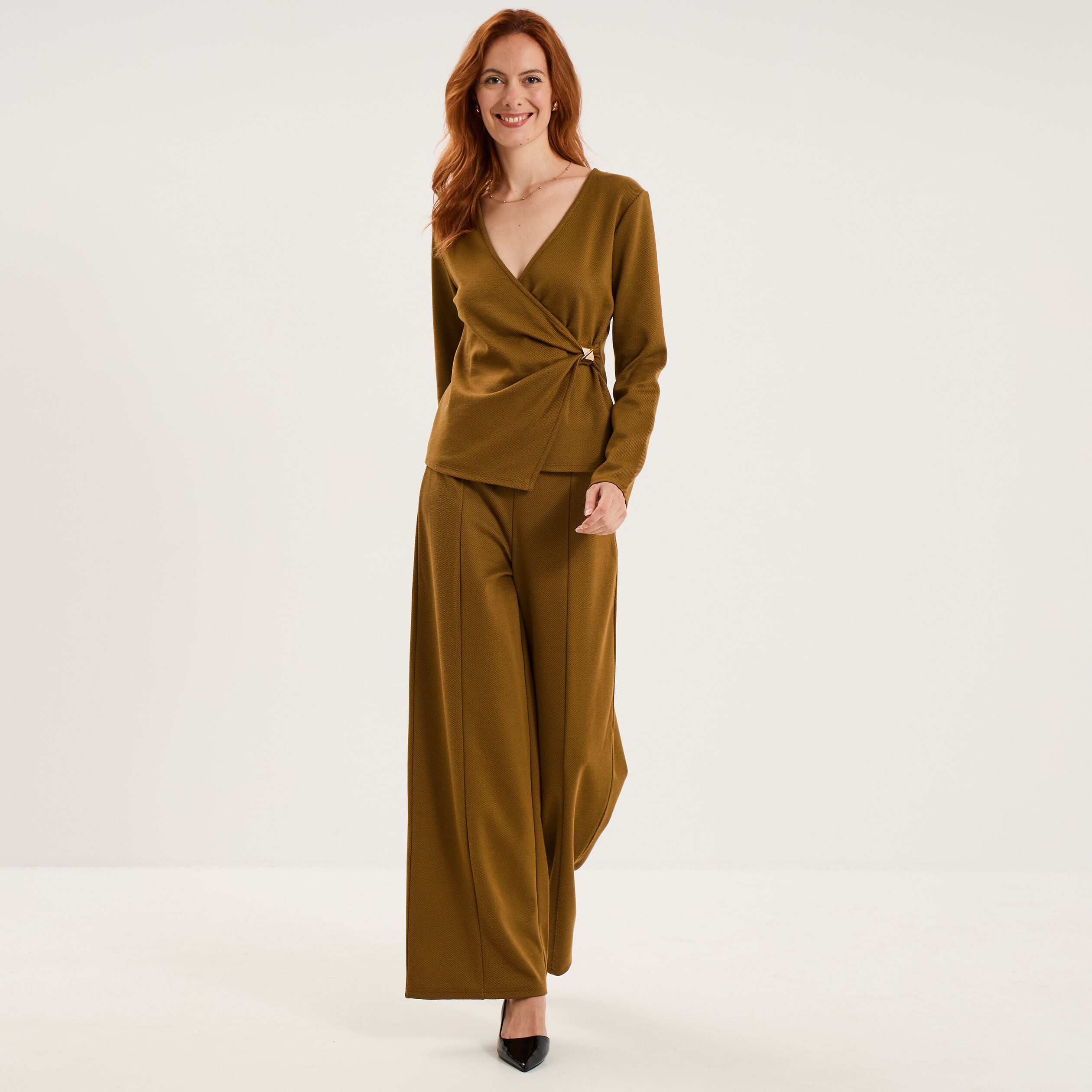 T-shirt ajust&eacute; col cache-coeur vert olive femme