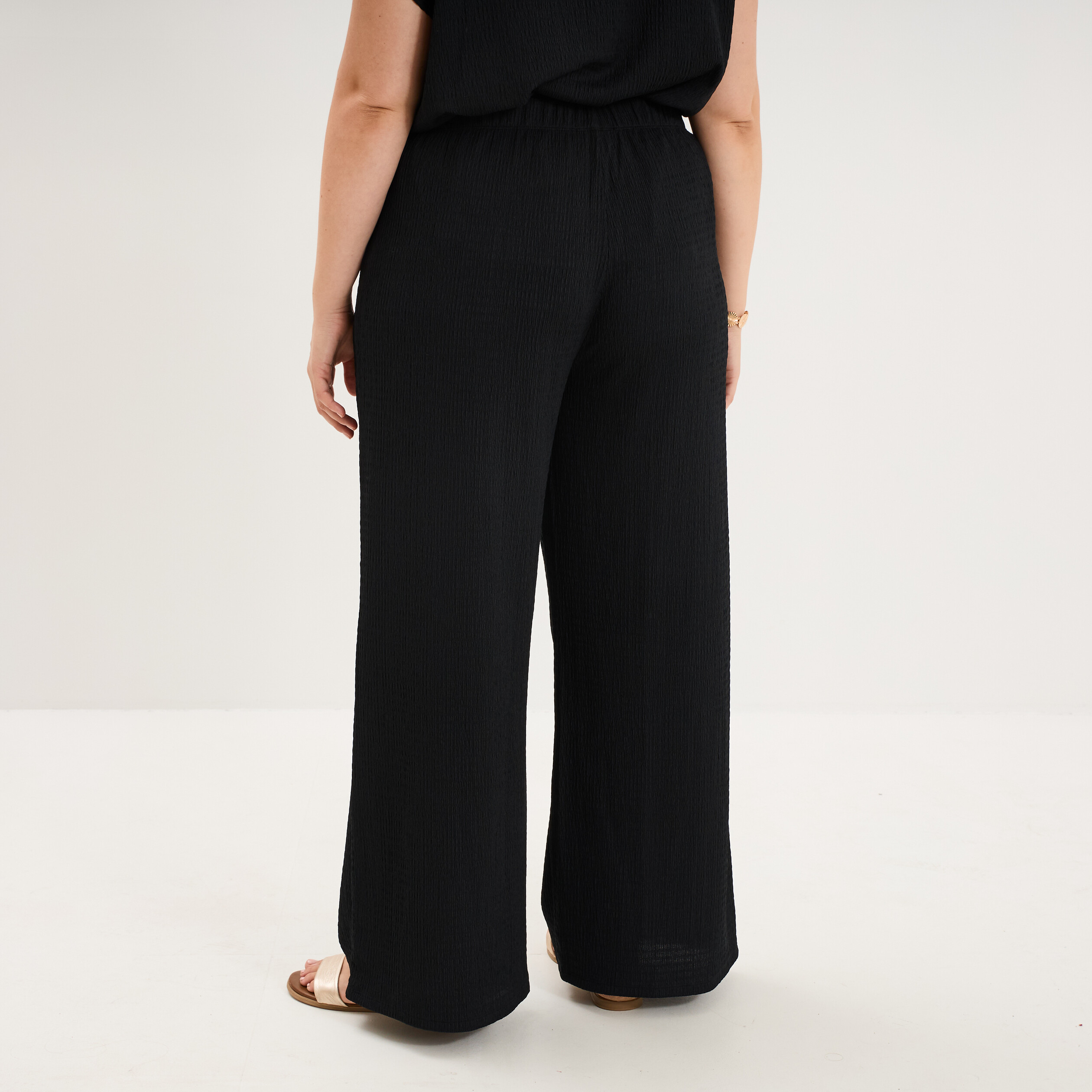 Pantalon effet gaufr&eacute; fluide noir femme grande taille