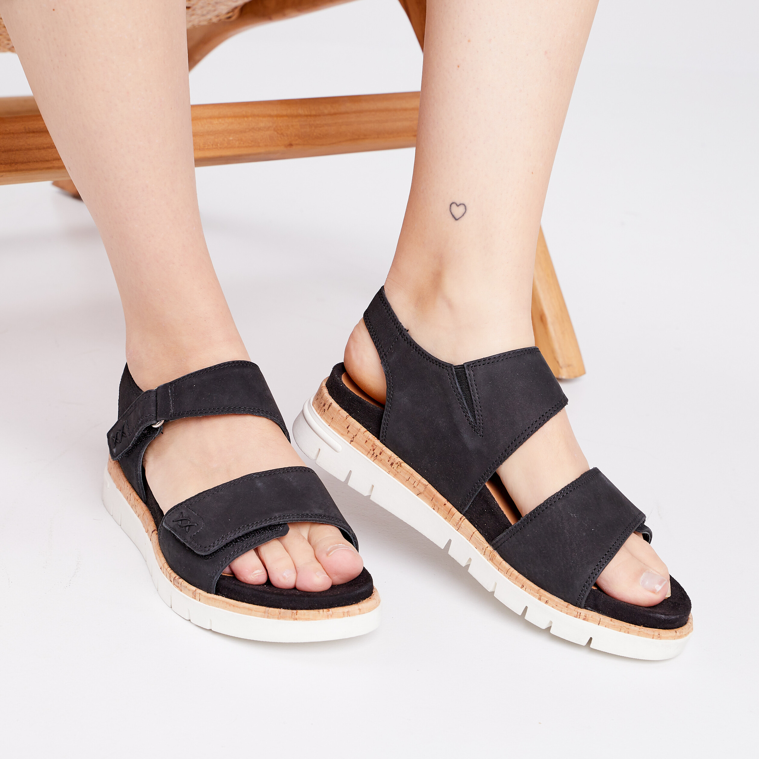 sandales compensees en cuir pied large noir femme Sandales compensées en cuir pied large noir femme