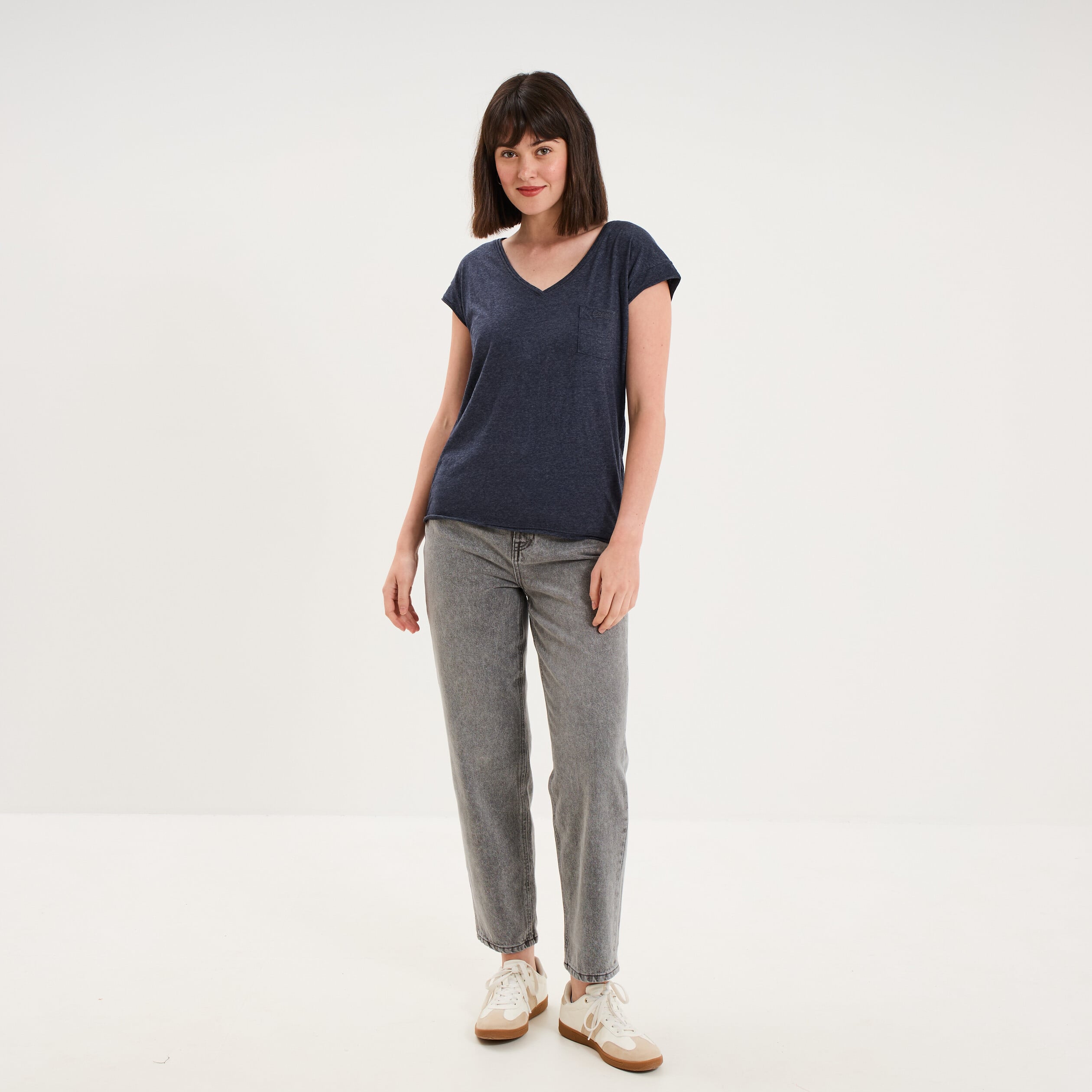 T-shirt col v poche poitrine bleu marine femme