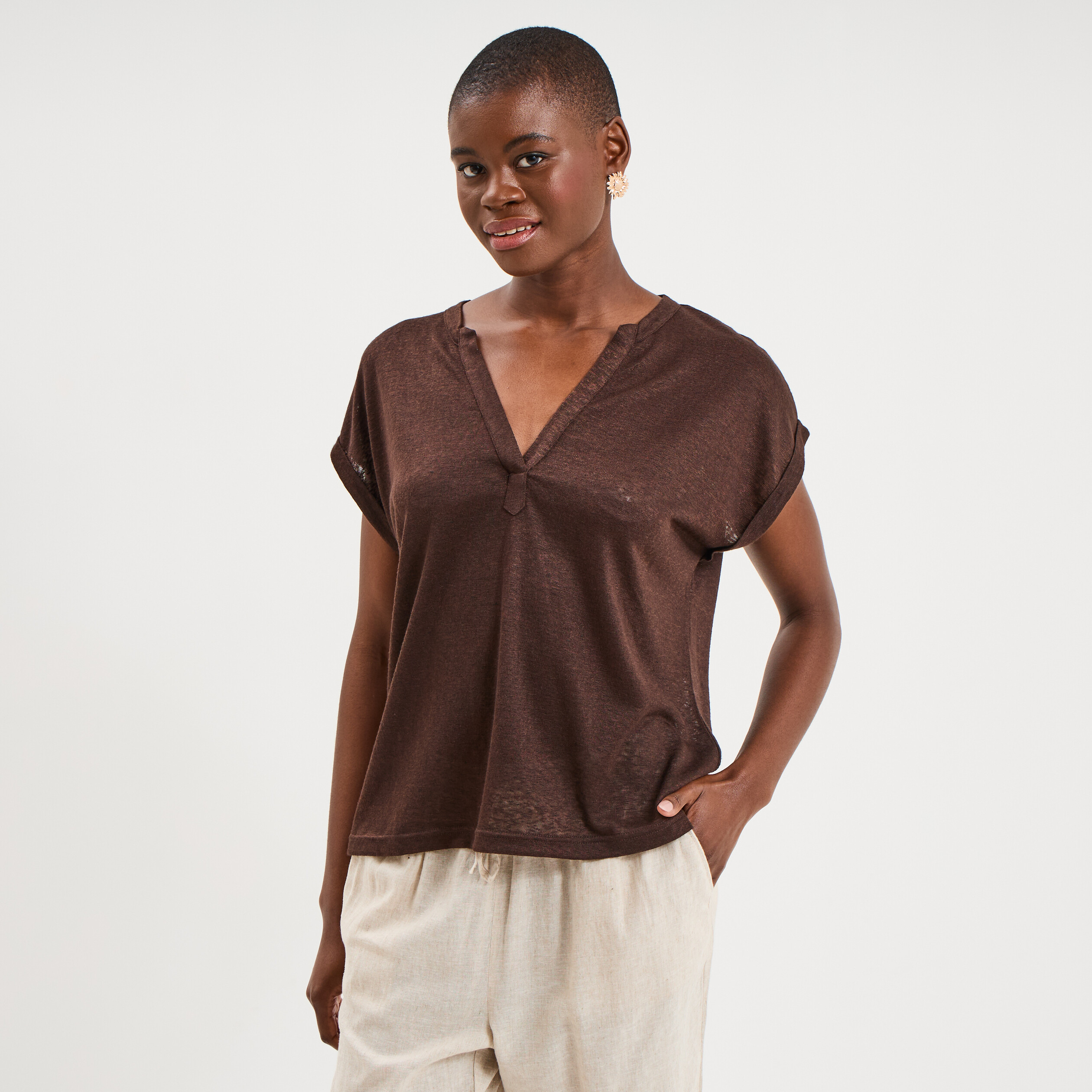 T-shirt col tunisien manches courtes marron fonc&eacute; femme