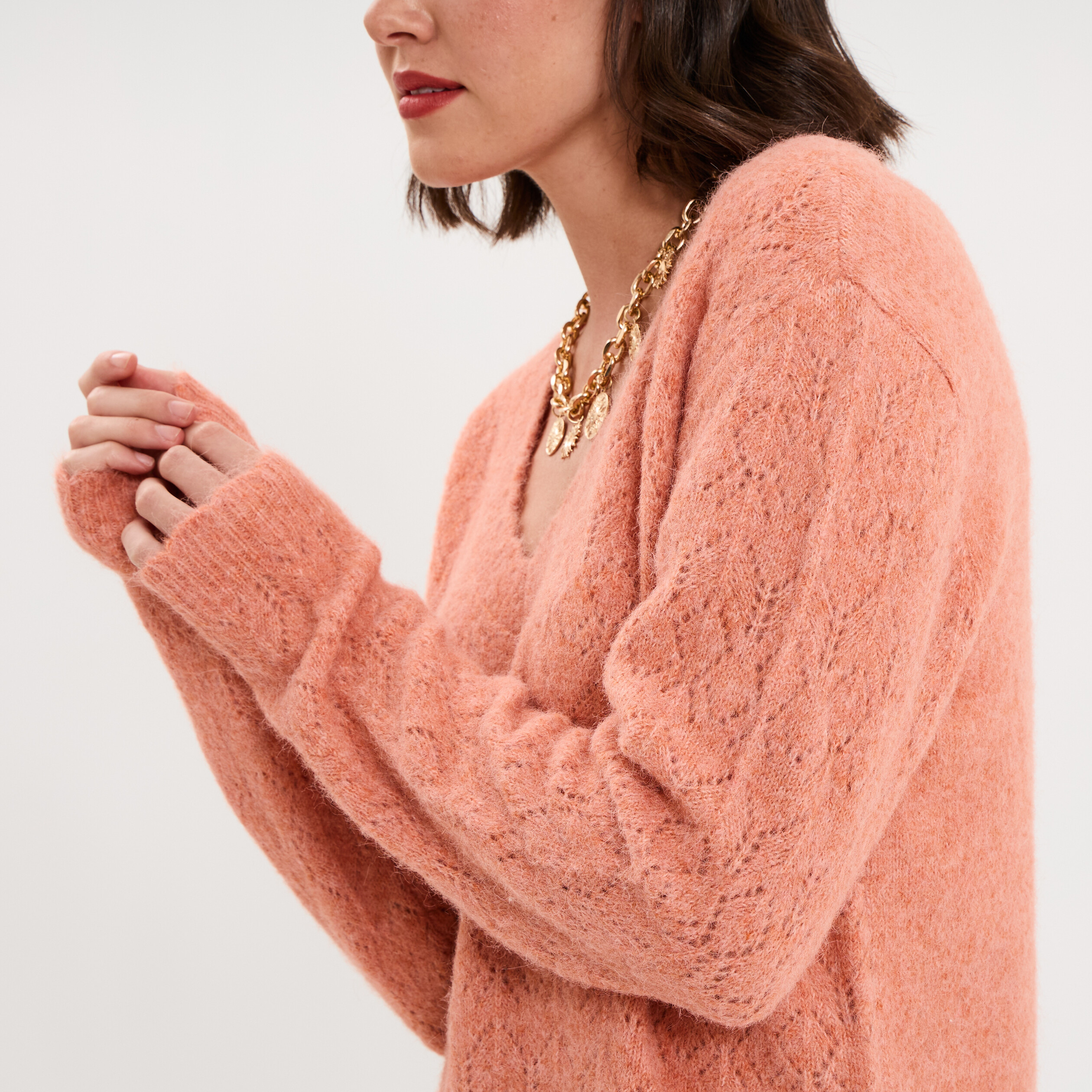 Pull col V ajour&eacute; manches longues rose corail femme