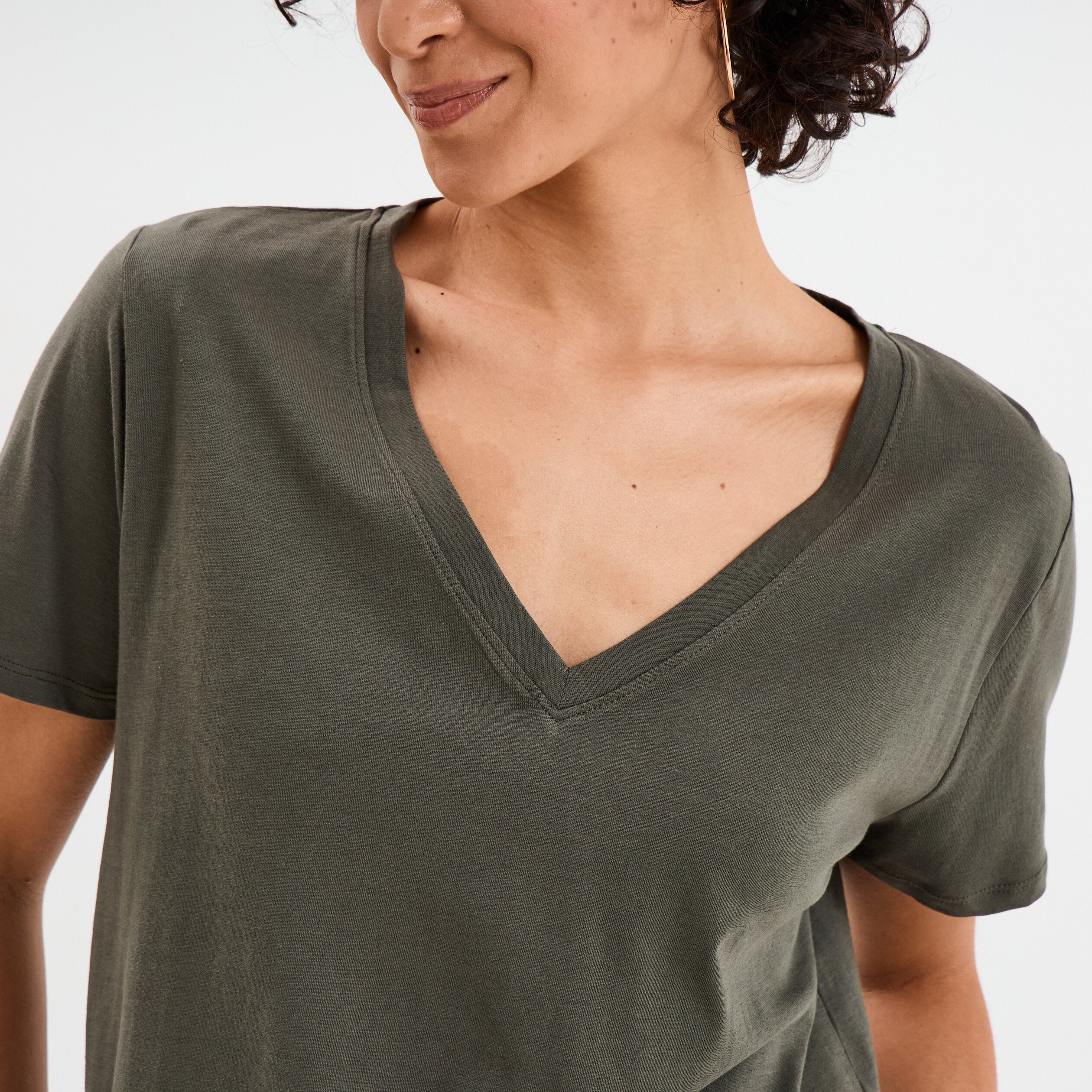 t shirt manches courtes col en v coton vert kaki femme T-shirt manches courtes col en V coton vert kaki femme