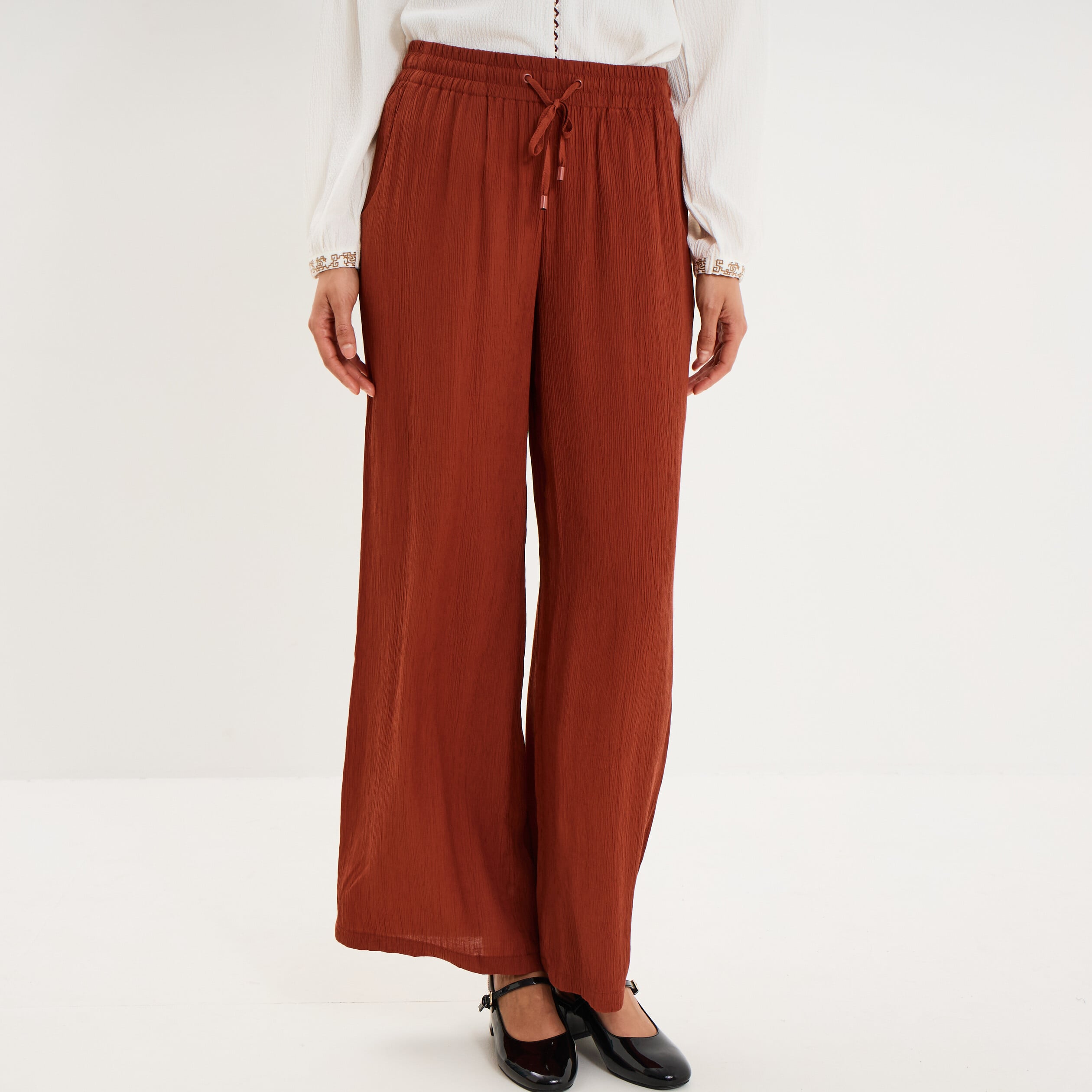Pantalon effet cr&ecirc;pe taille &eacute;lastiqu&eacute;e marron femme