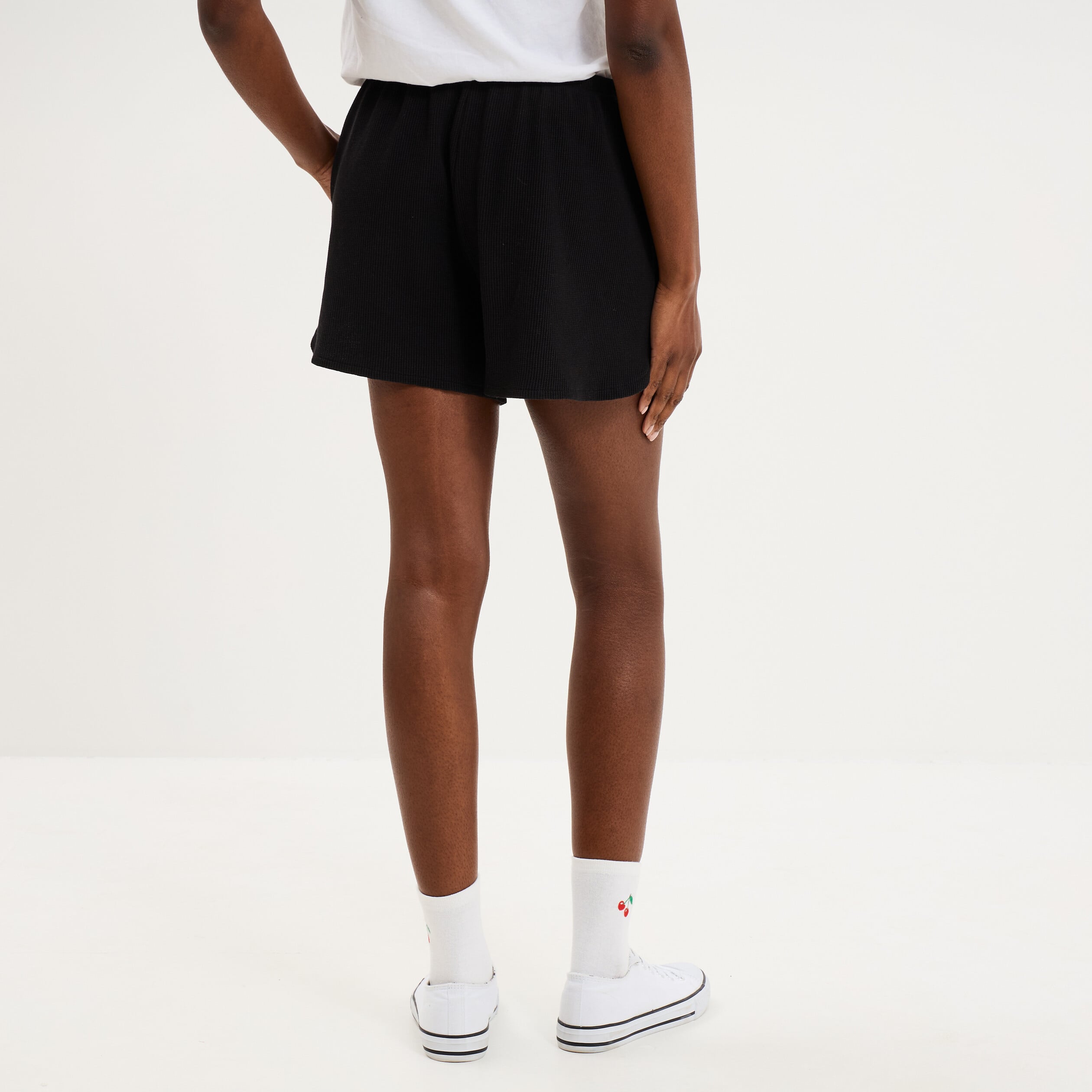 Short droit effet gaufr&eacute; coton noir femme