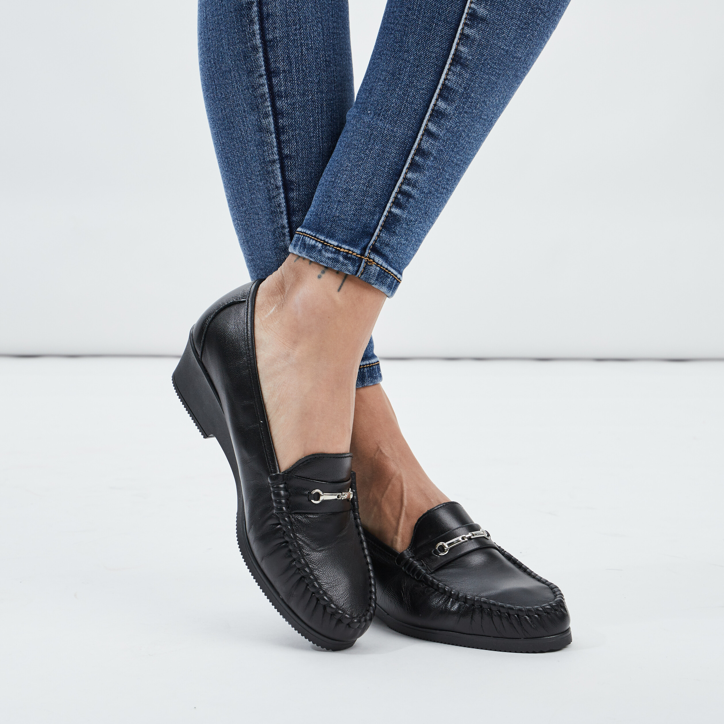 Mocassins en cuir compens&eacute;s pied large noir femme