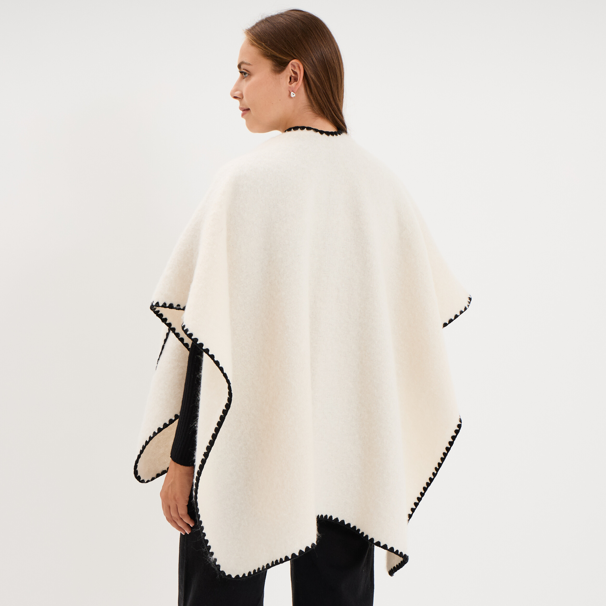 Poncho avec liser&eacute;s contrast&eacute;s ivoire femme