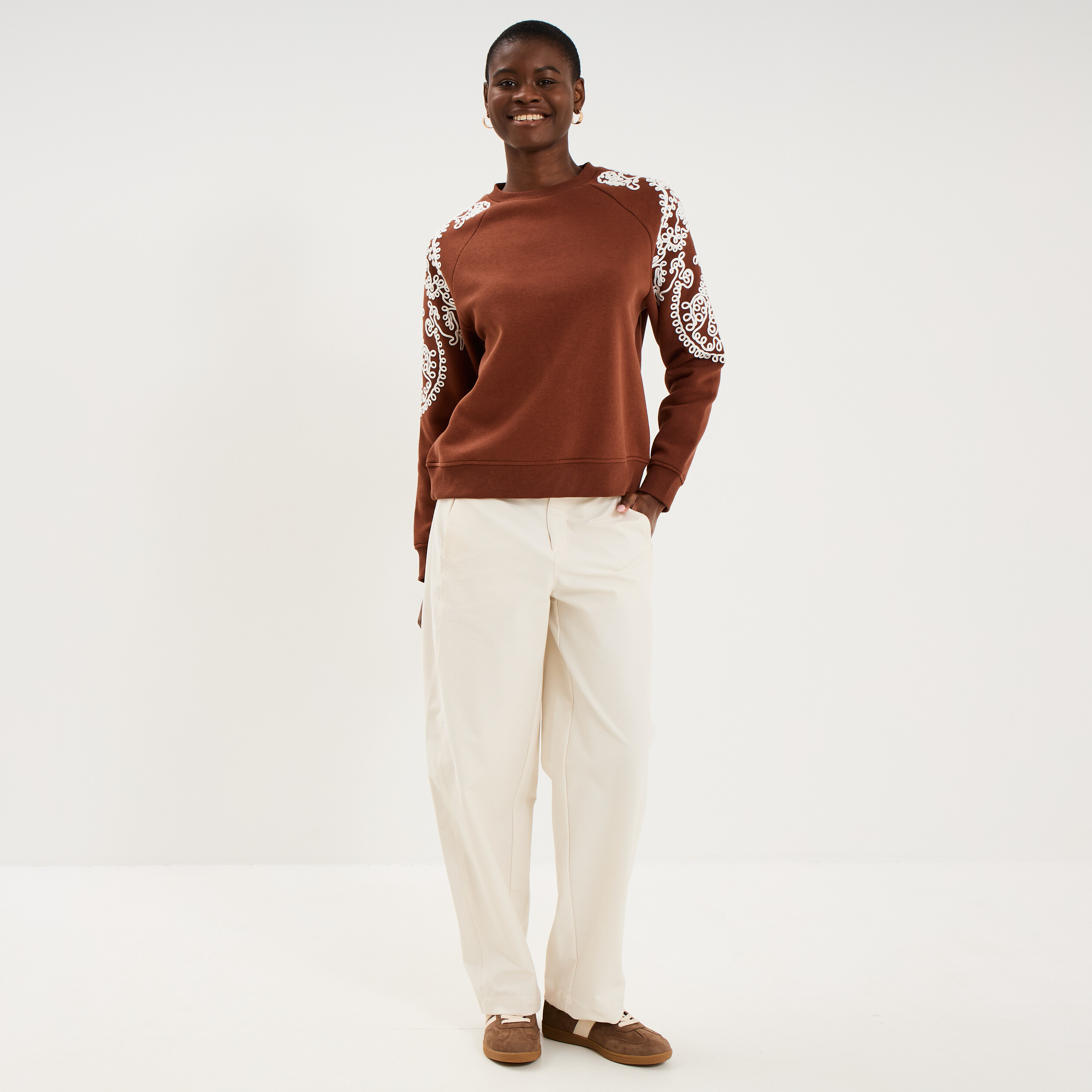 Sweat manches brod&eacute;es col rond marron fonc&eacute; femme