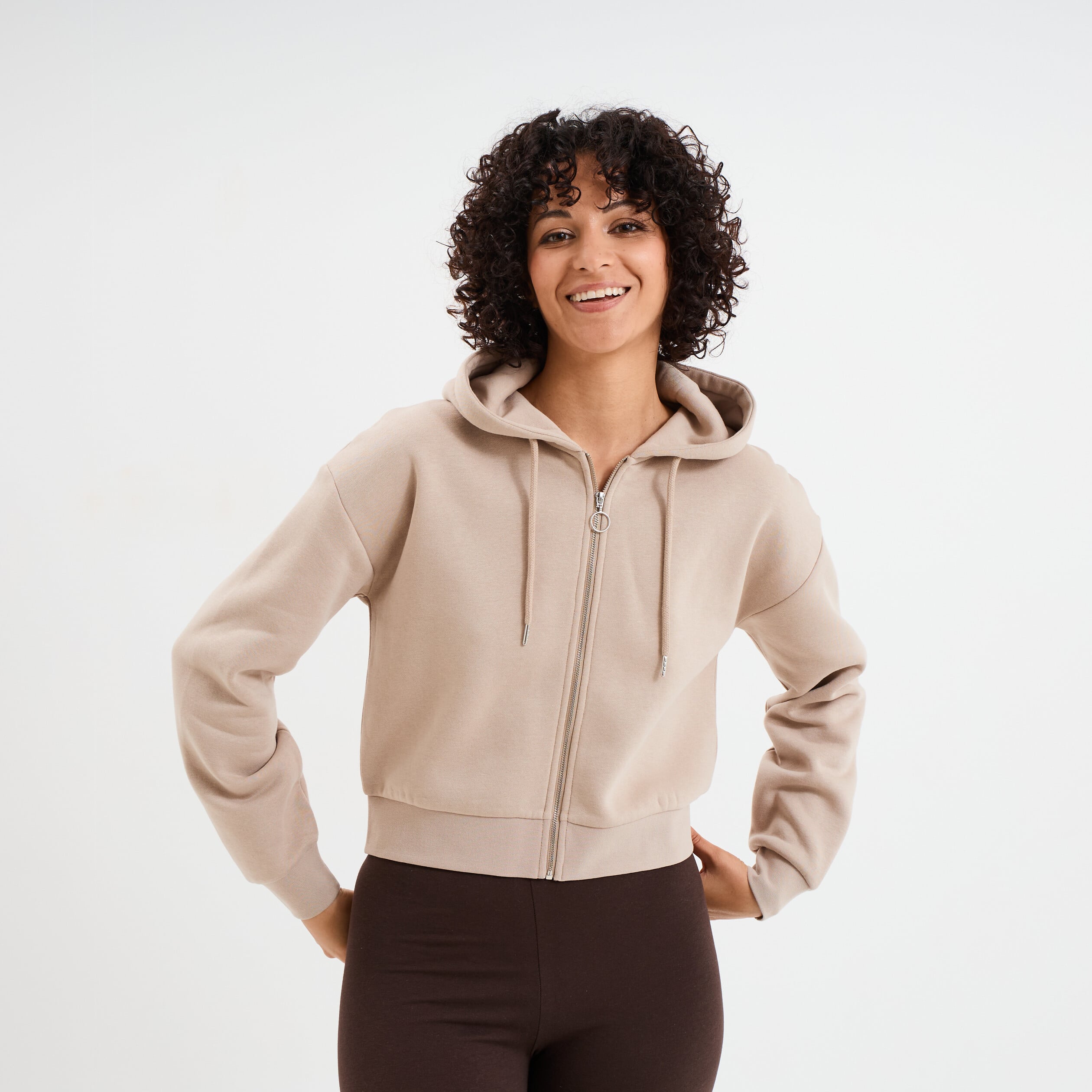 Sweat zipp&eacute; &agrave; capuche court sable femme