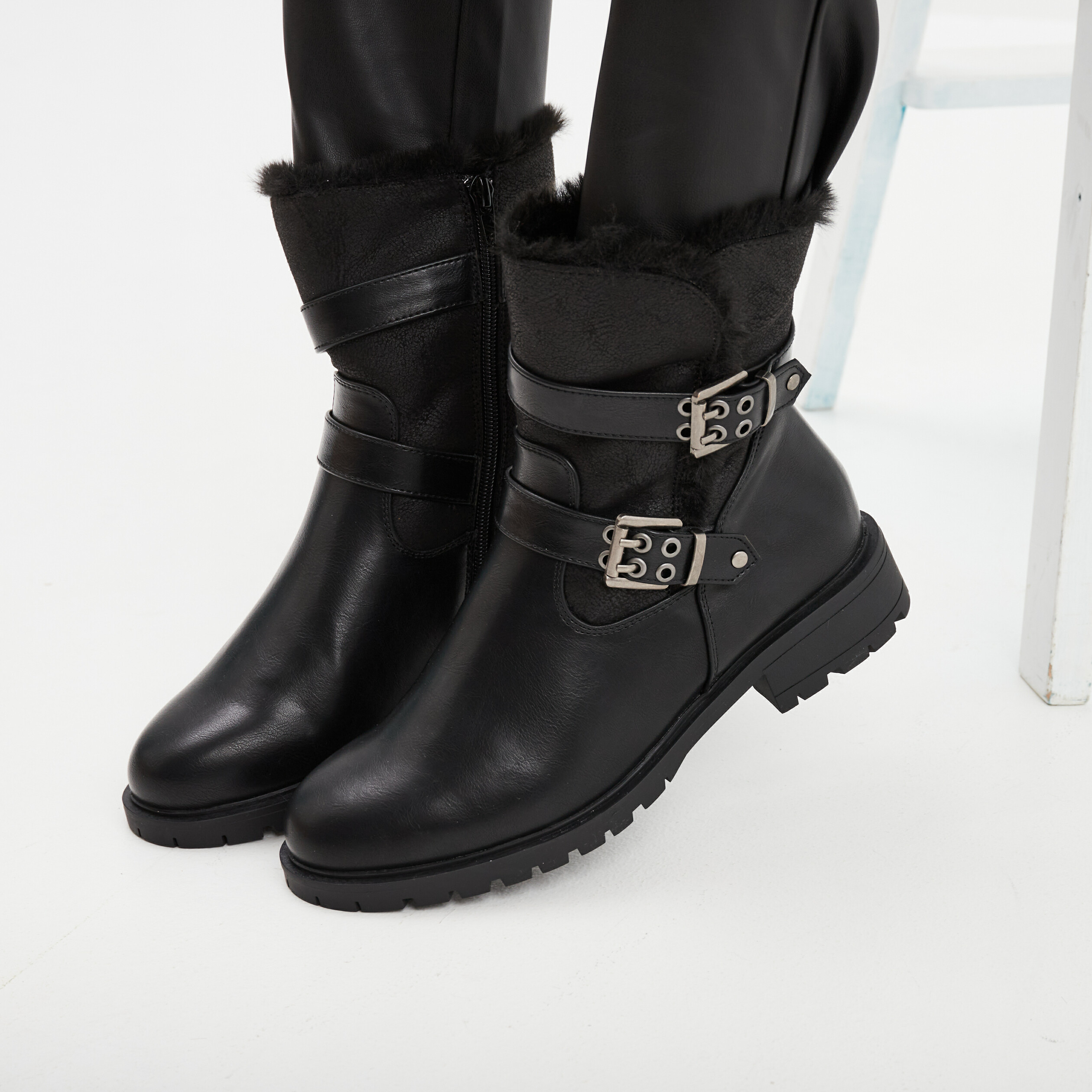 Boots motarde fourr&eacute;es avec boucles noir femme