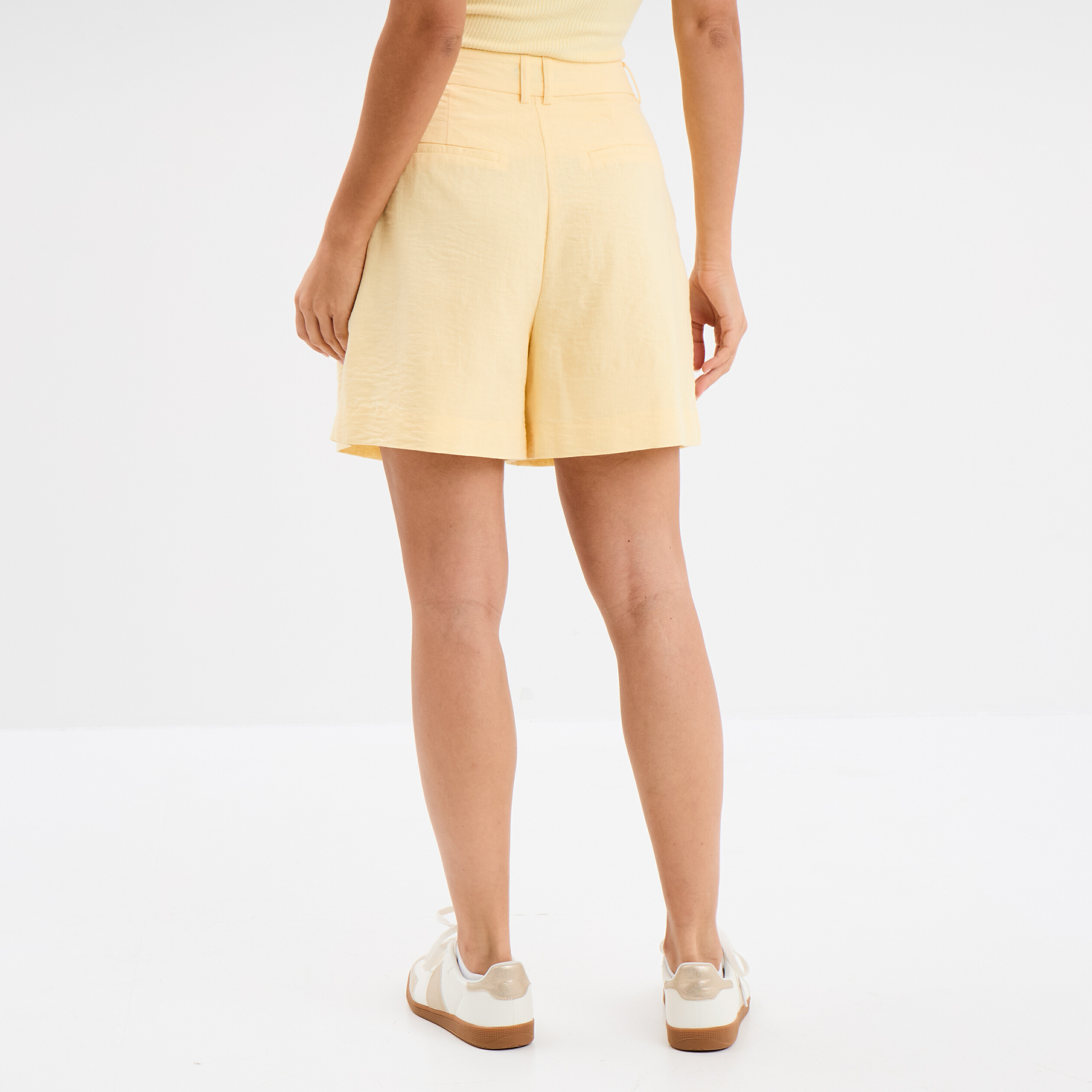 short large avec pinces jaune clair femme Short large avec pinces jaune clair femme