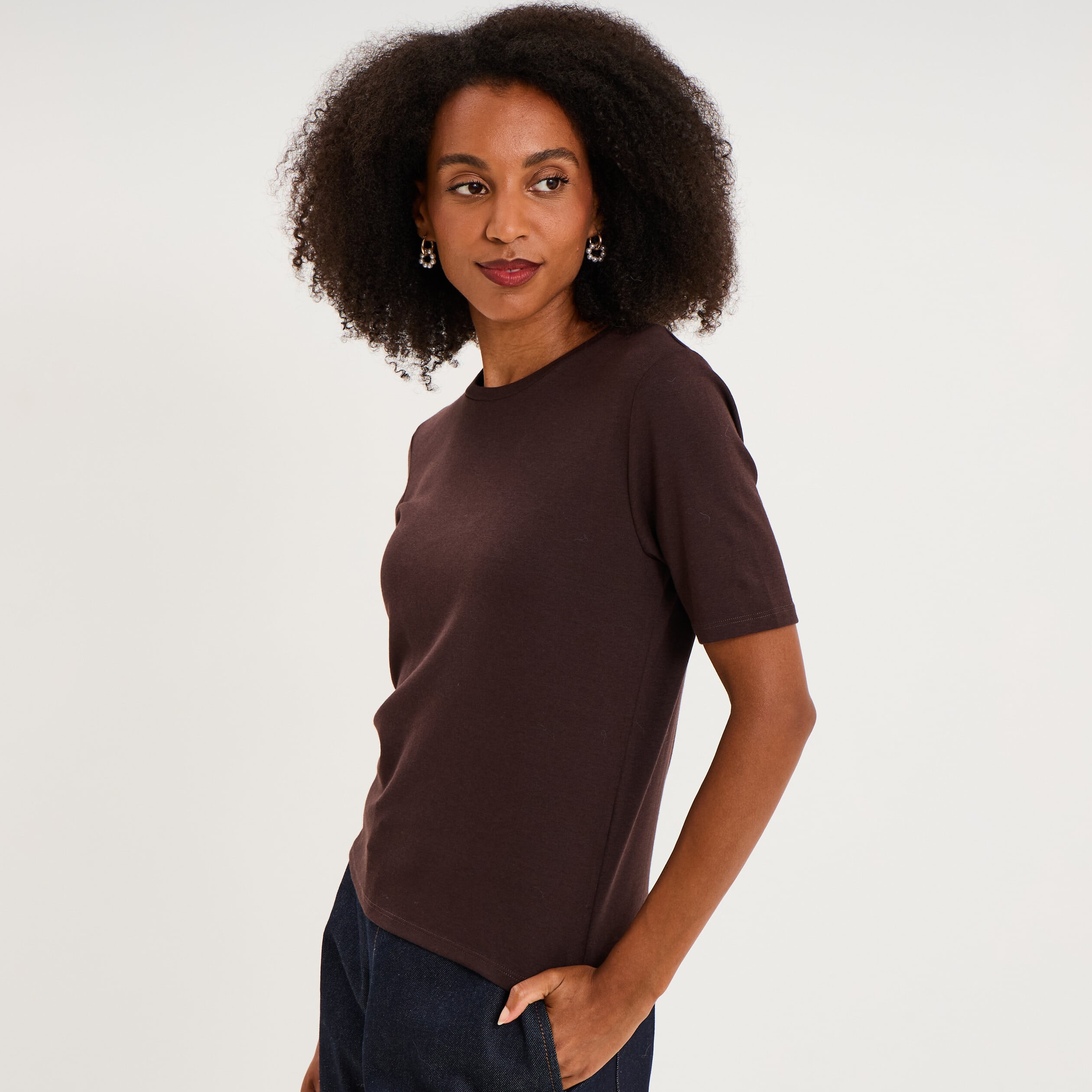 T-shirt col rond manches courtes ajust&eacute; marron fonc&eacute; femme