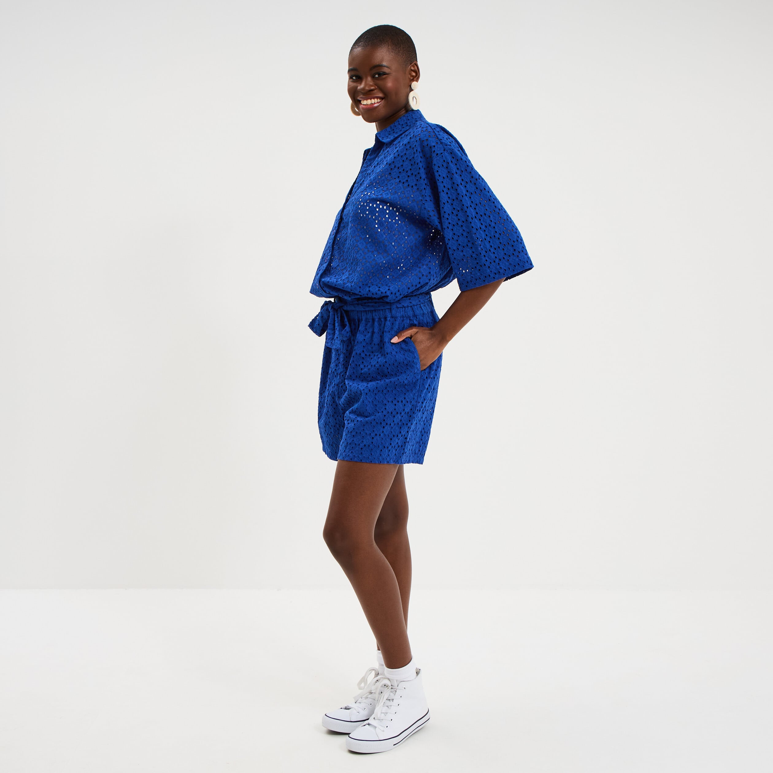 Short large broderie anglaise coton bleu electrique femme
