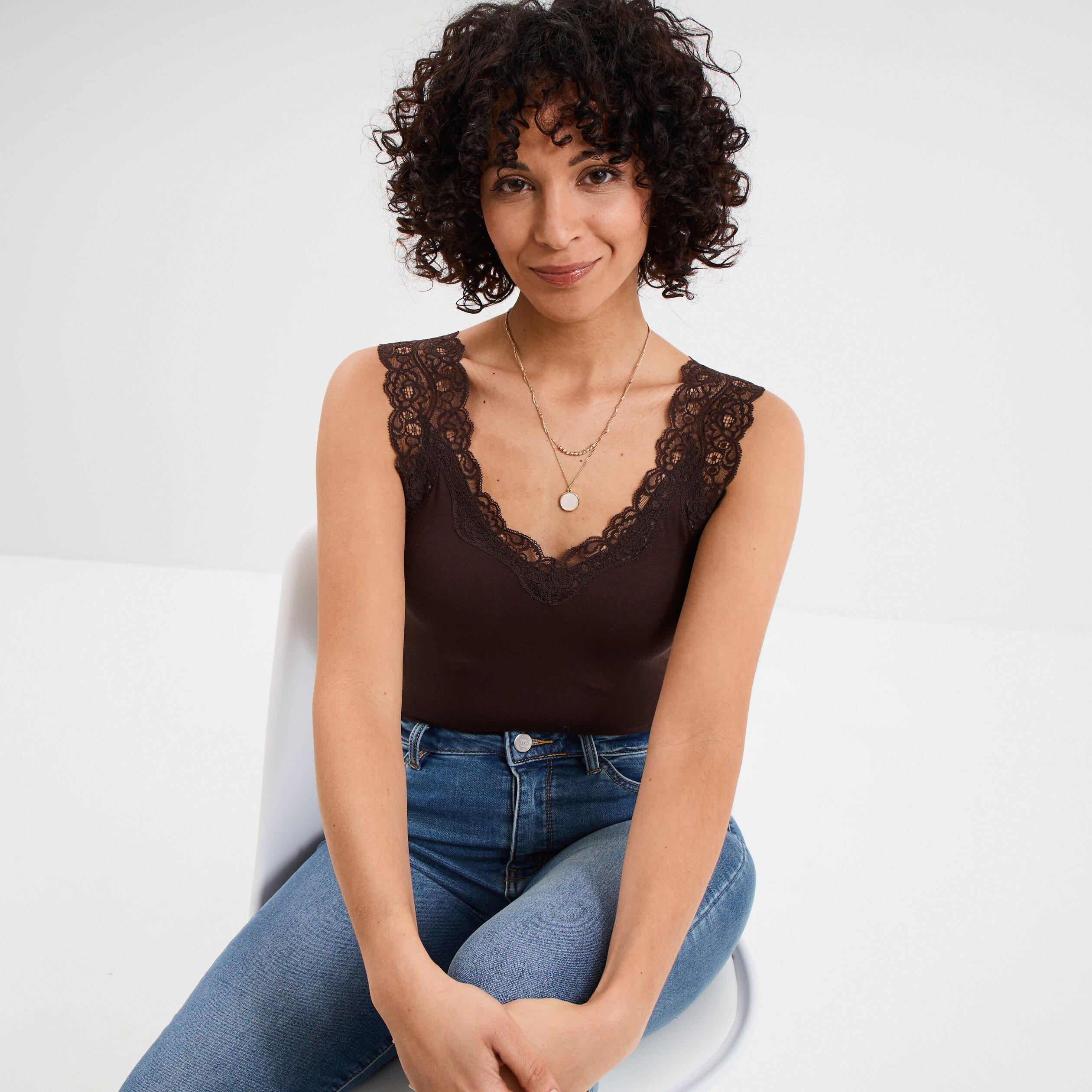 debardeur ajuste avec dentelle marron fonce femme Débardeur ajusté avec dentelle marron foncé femme