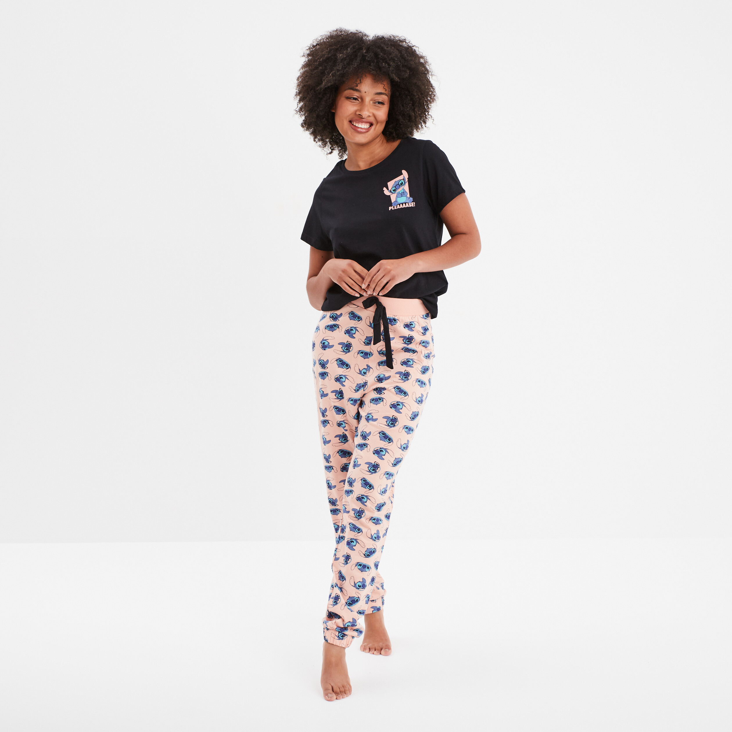 https://www.lahalle.com/on/demandware.static/-/Sites-lahalle_master/default/dw6b465835/ensemble-pyjama-lilo-et-stitch-noir-femme-vue1-36165600726761061.jpg