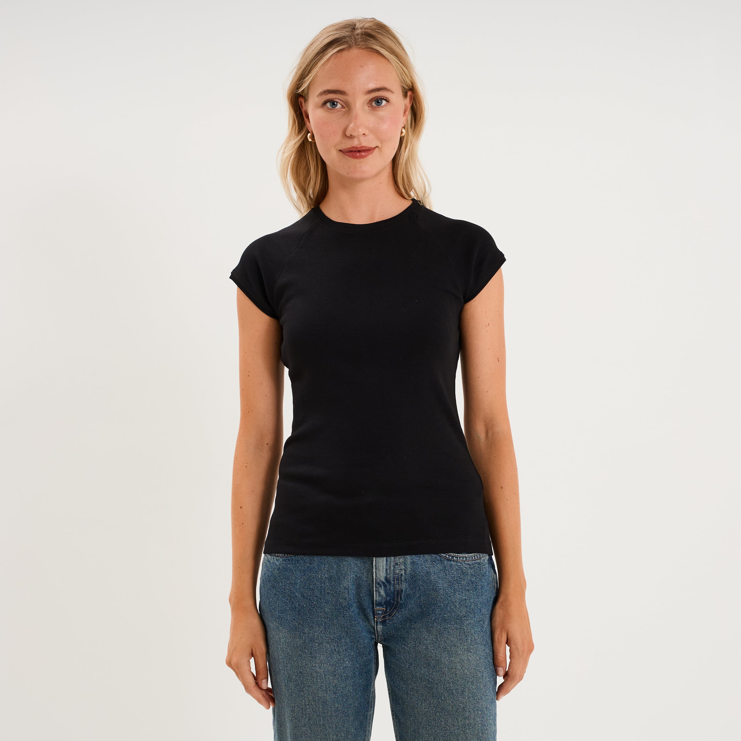 T-shirt ajust&eacute; col rond manches courtes noir femme