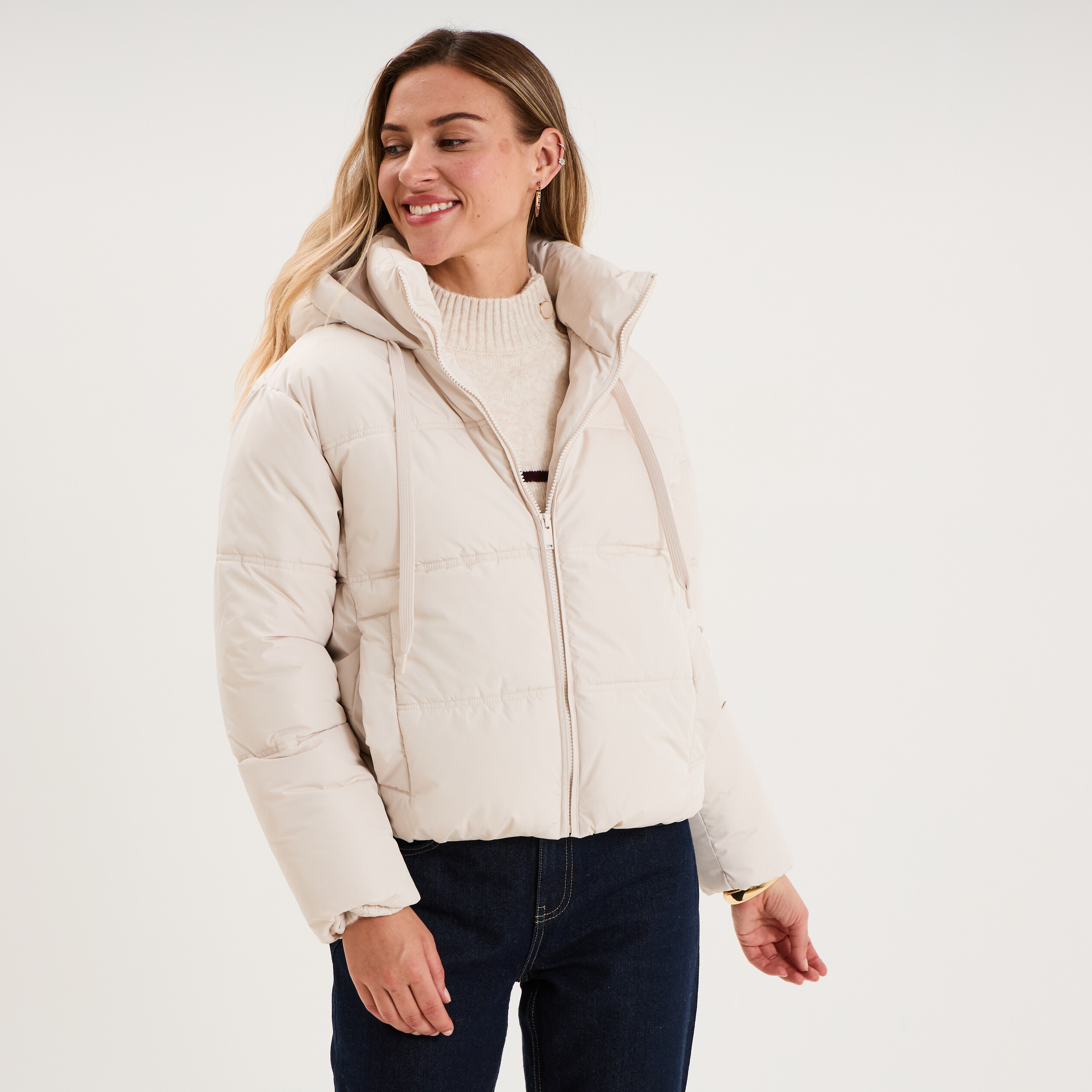 Doudoune courte droite doubl&eacute;e &agrave; capuche sable femme