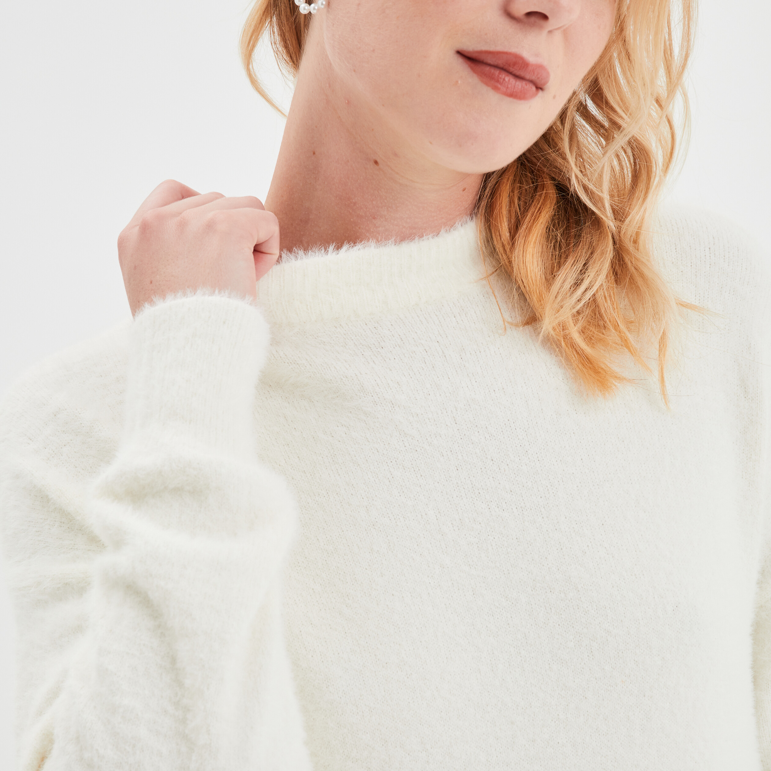 Pull mailles duveteuses col montant blanc femme