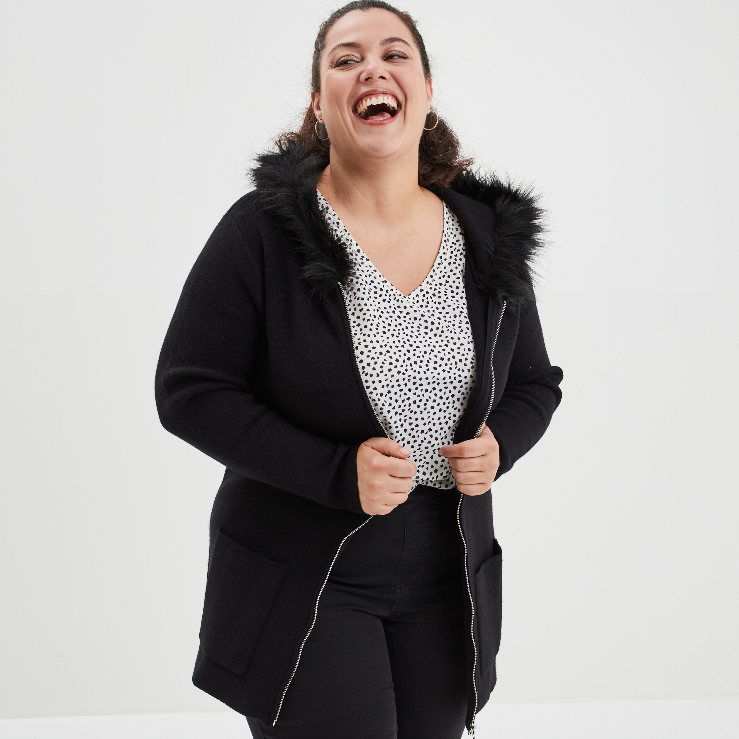 gilet long capuche et fausse fourrure noir femmegt Gilet long capuche et fausse fourrure noir femme grande taille