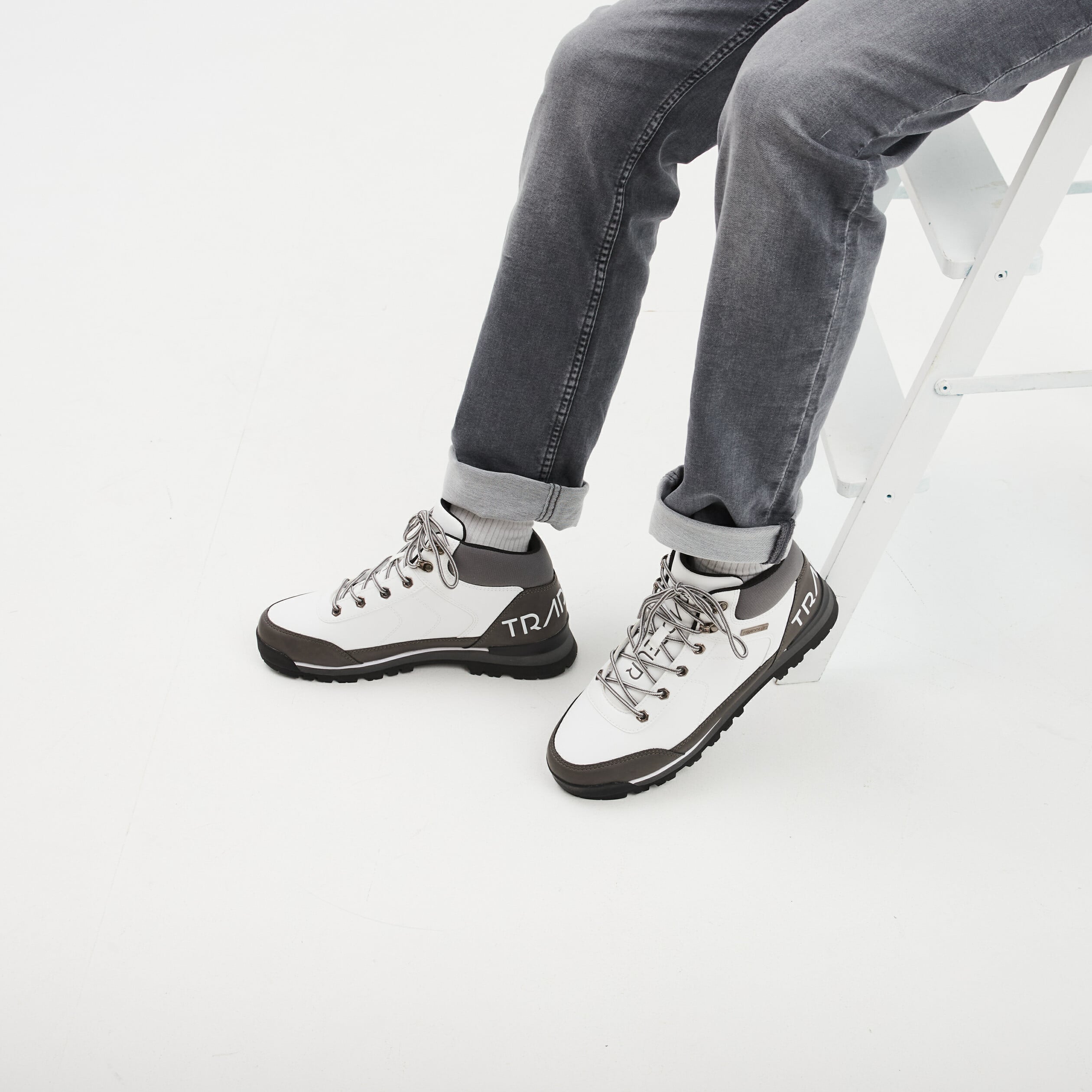 Bottines montantes semelles crant&eacute;es blanc homme