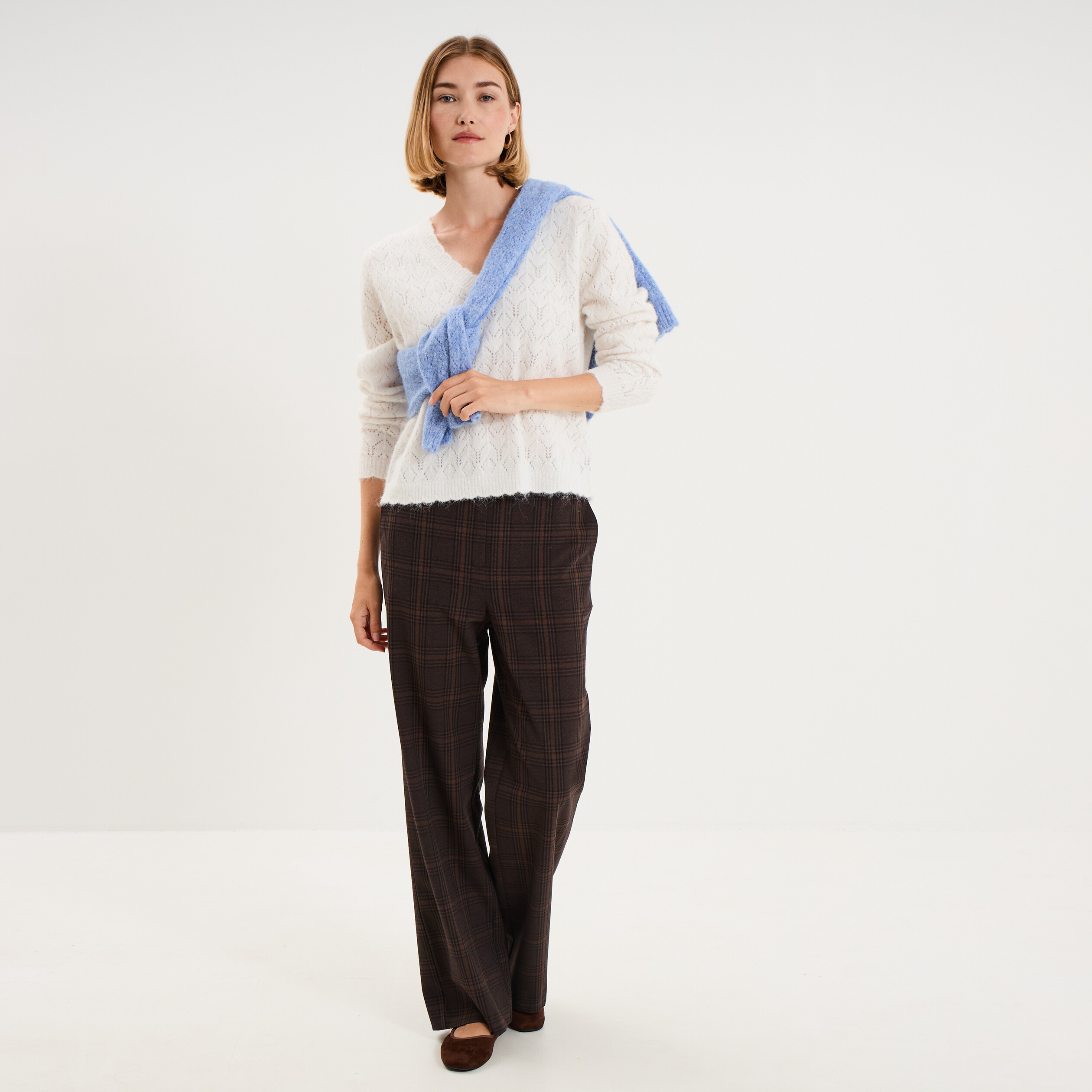 Pull col V ajour&eacute; manches longues blanc femme