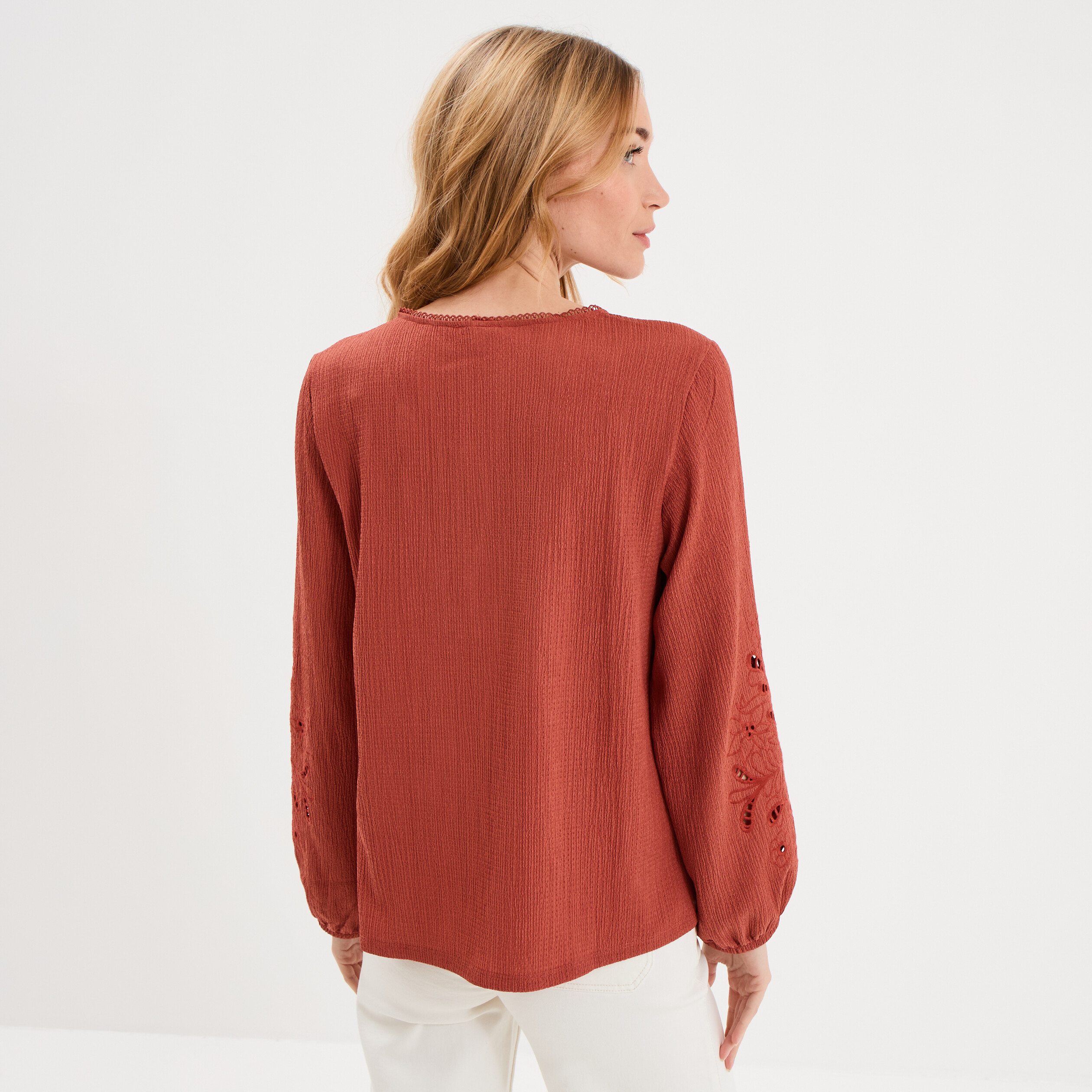 Blouse manches brod&eacute;es ajour&eacute;es coton vieux rose femme