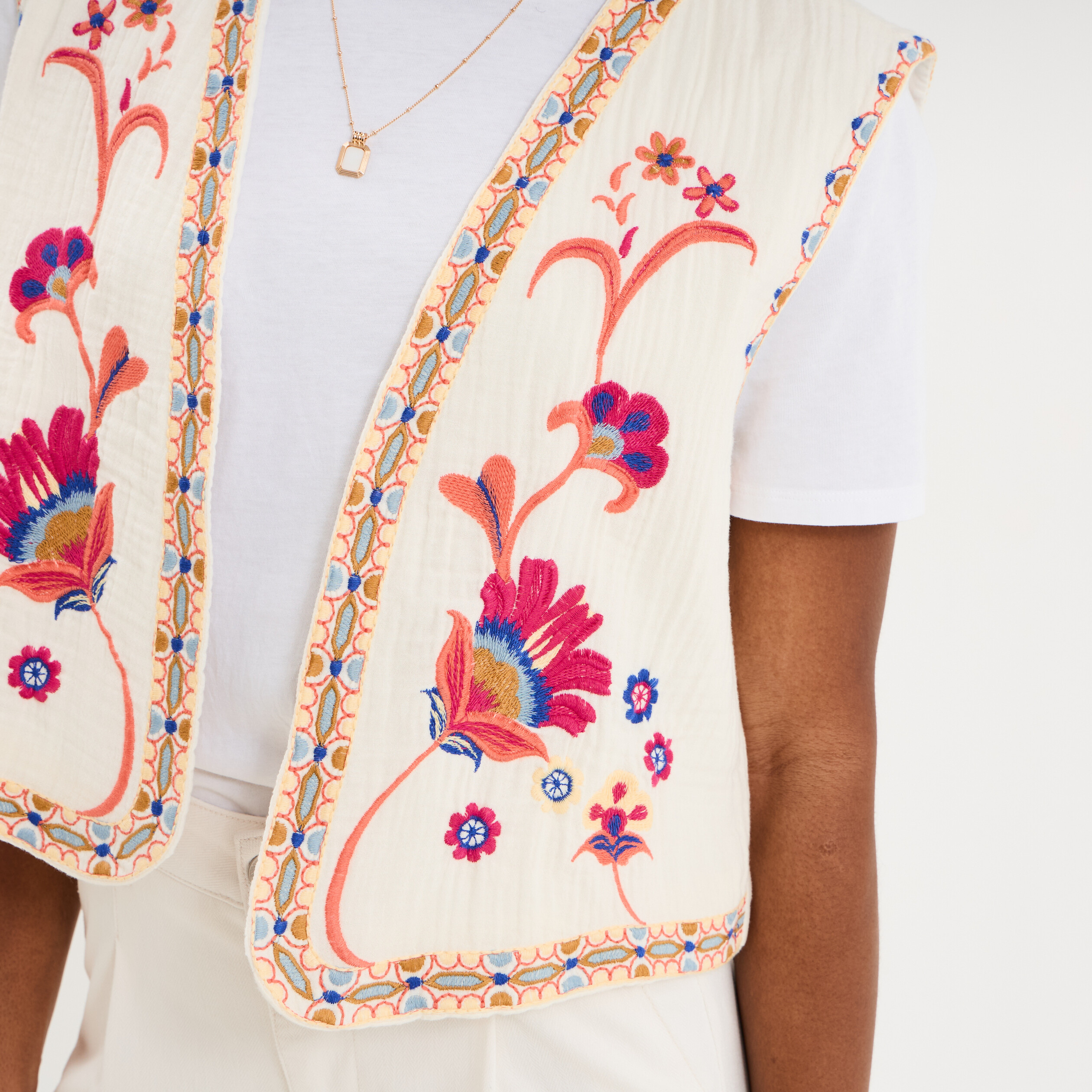 Veste brod&eacute;e sans manches coton creme femme