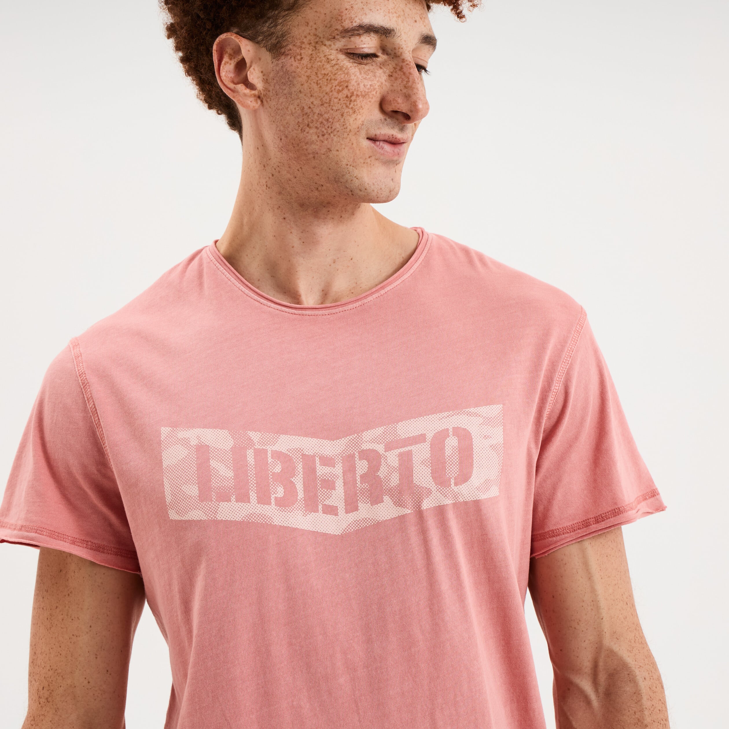 T-shirt manches courtes coton d&eacute;lav&eacute; vieux rose homme