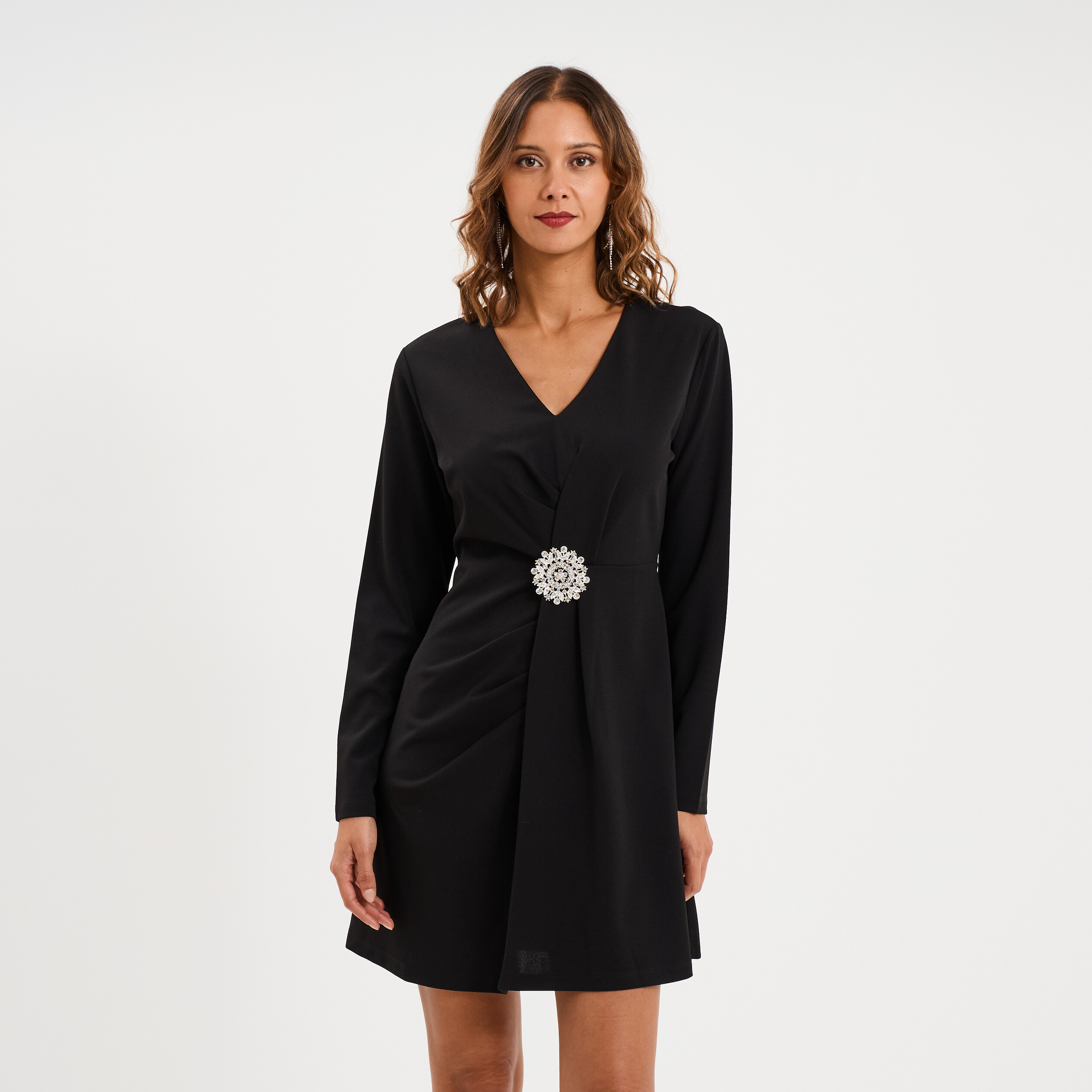 Robe drap&eacute;e d&eacute;tail broche noir femme