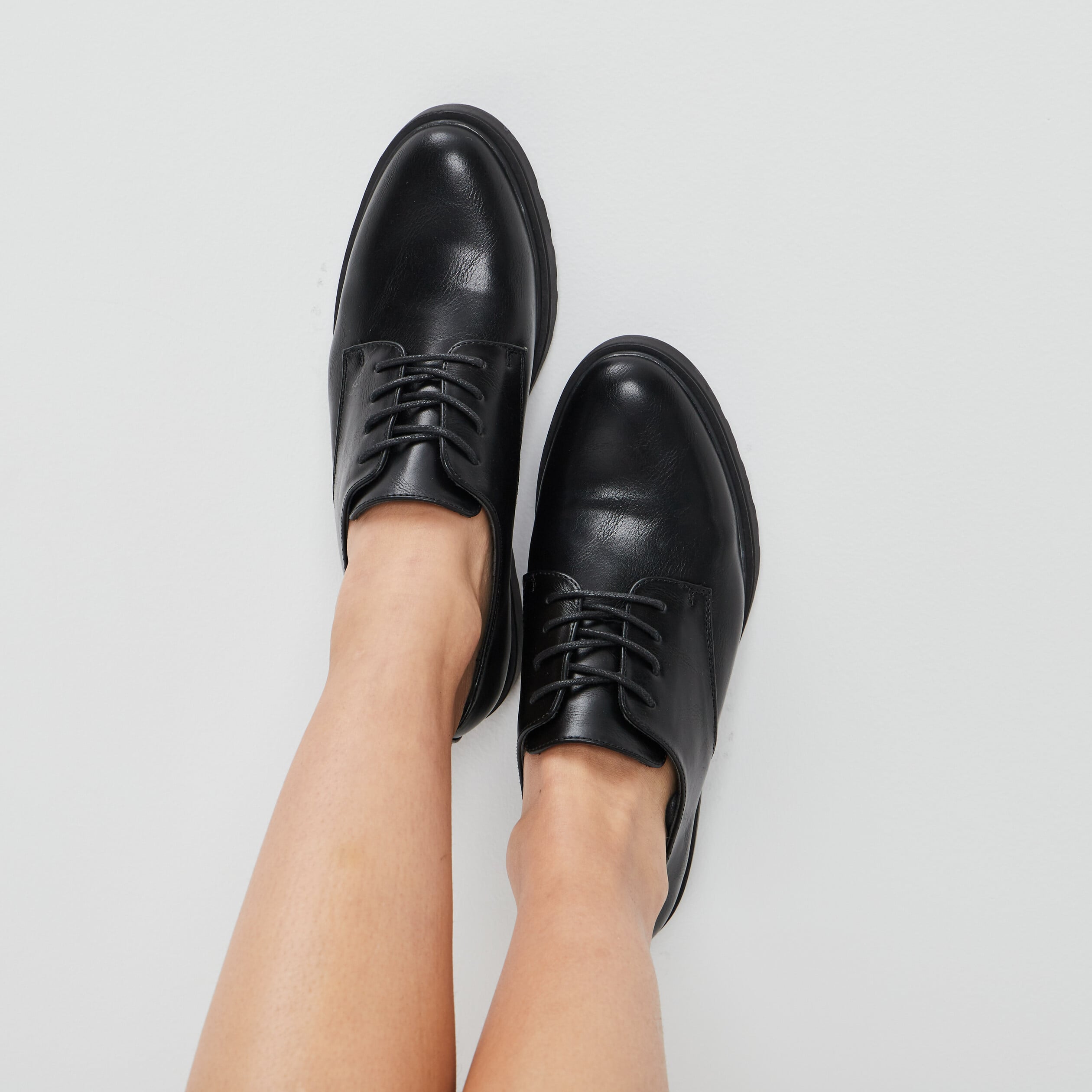 Derbies &agrave; lacets crant&eacute;es Liberto noir femme