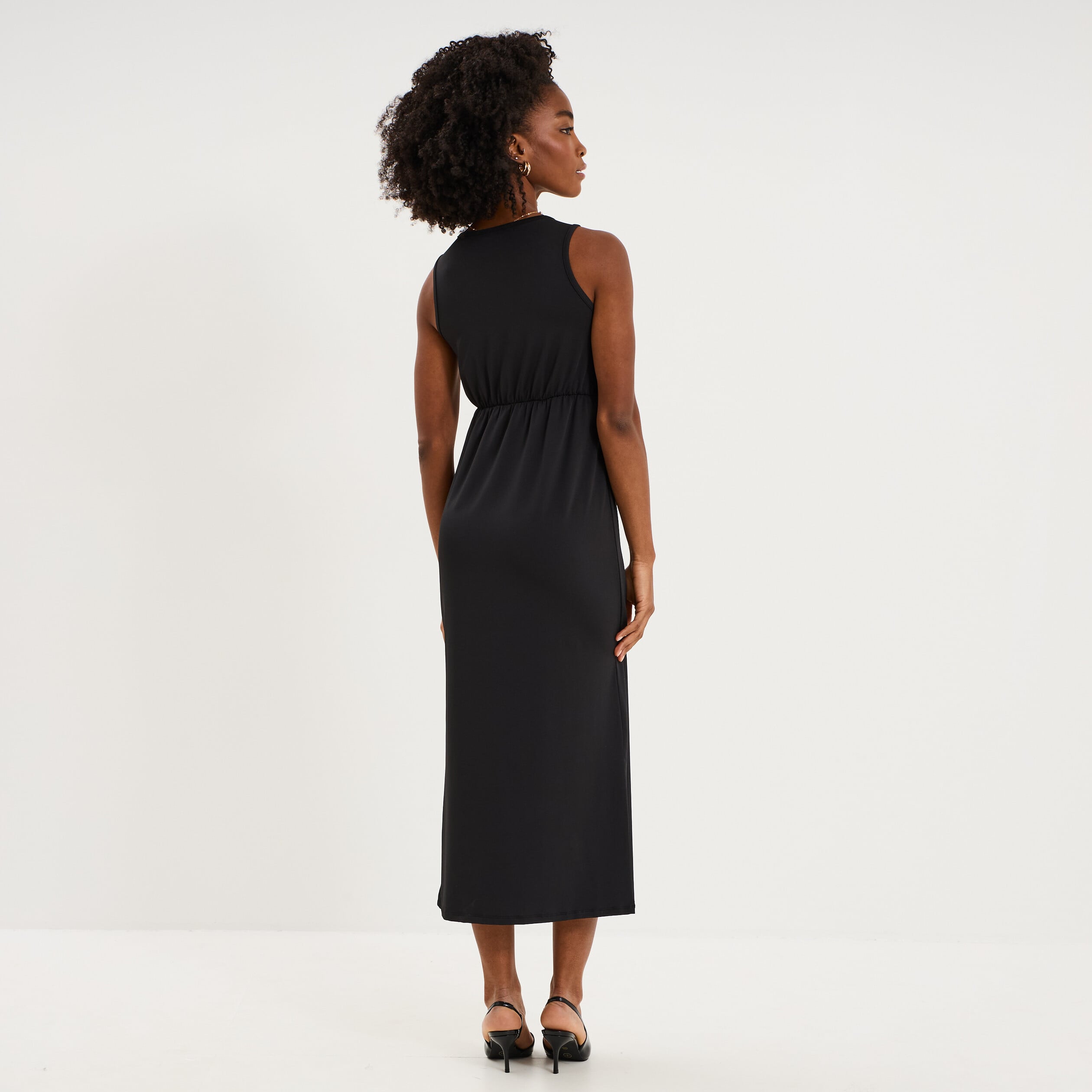 Robe longue &eacute;paules d&eacute;tails bijoux noir femme