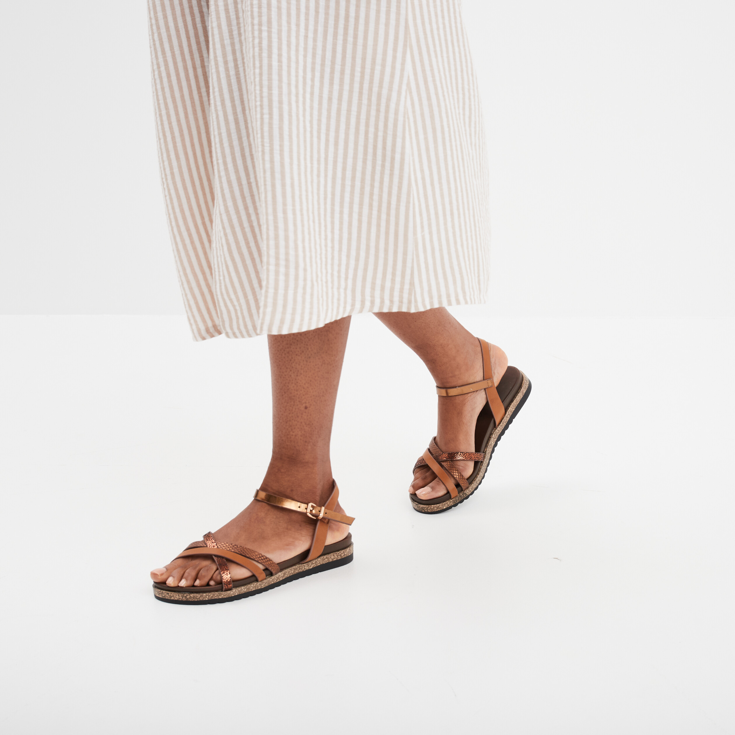 Sandales plates avec brides crois&eacute;es marron femme