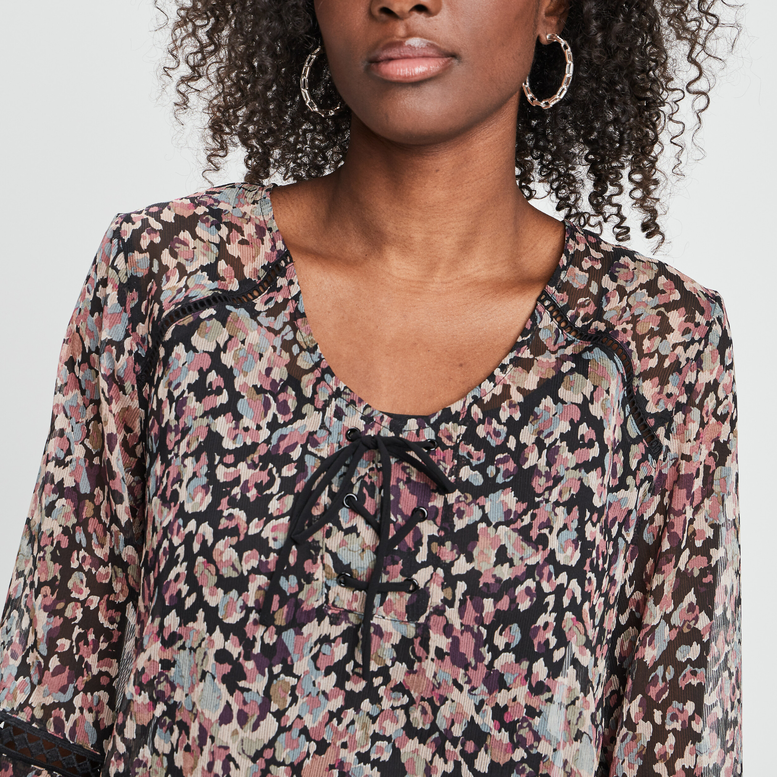 blouse manches 34 detail lacage noir femme Blouse manches 3/4 détail laçage noir femme